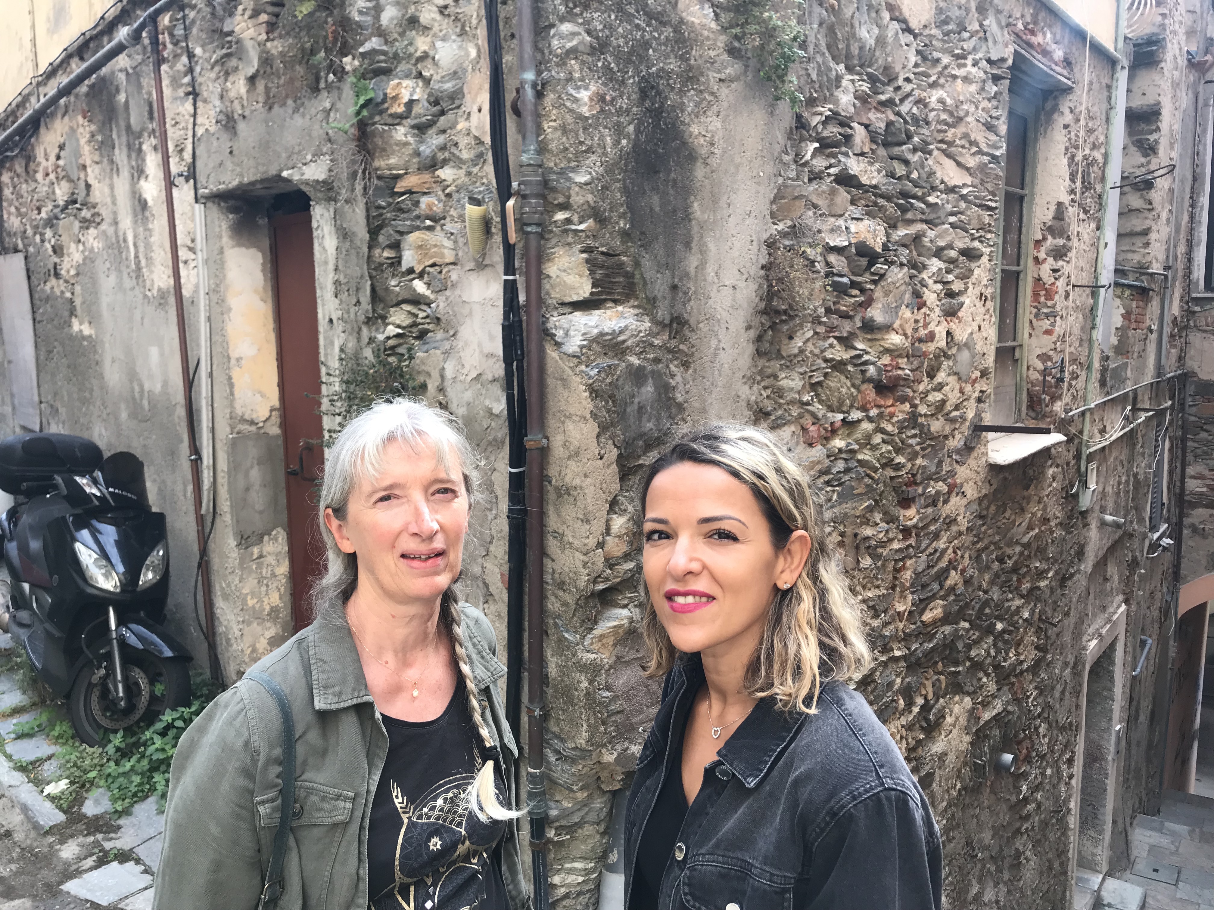 Véronique Vancoillie et Hakima Bouhannou, devant un bien sans maître dont la porte a été changée par la mairie, car l'appartement était squatté.