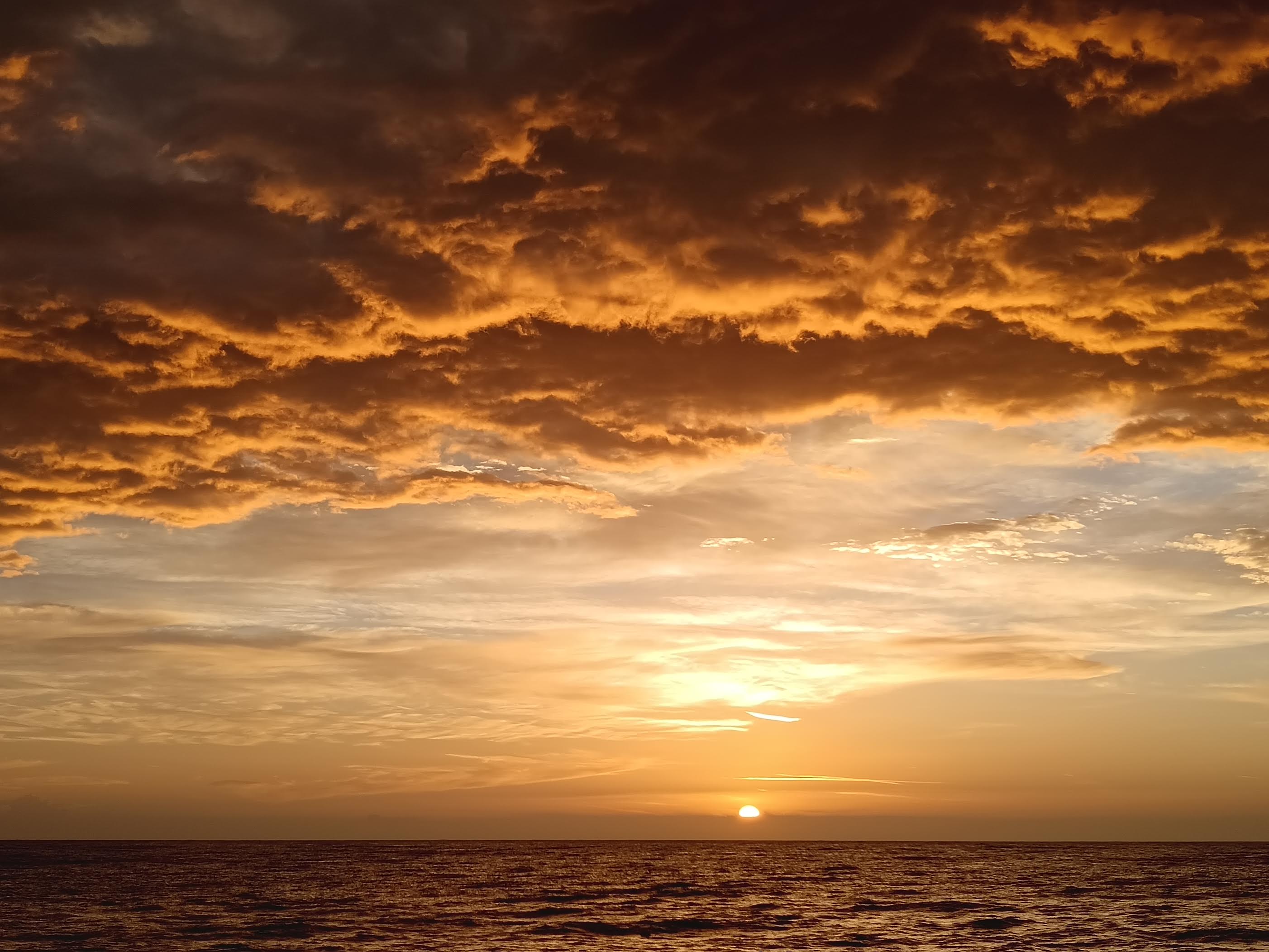 Lever de soleil sous le ciel chargé de Moriani-Plage (Antoine Lozano)