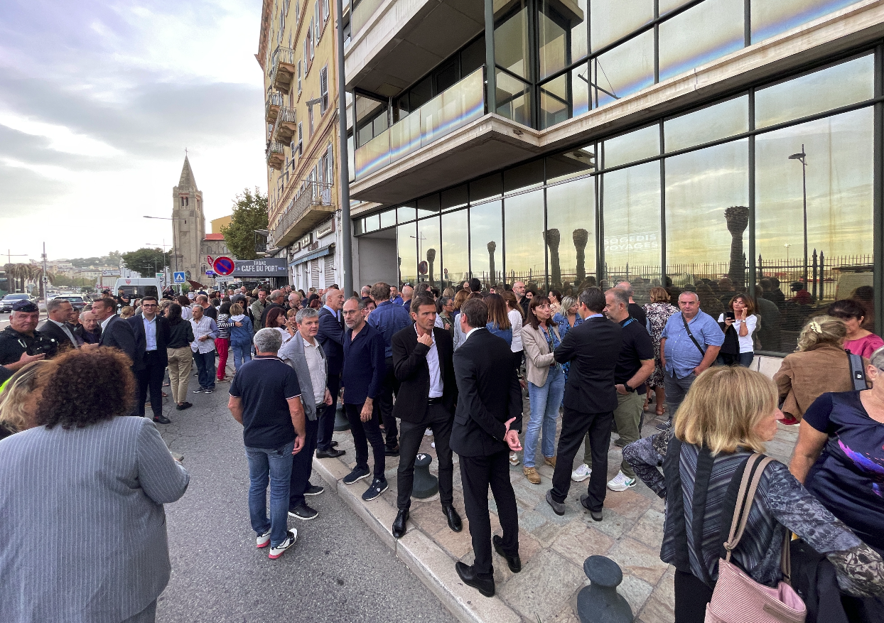 Une centaine de personnes étaient réunies devant l'inspection académique de Haute-Corse pour honorer la mémoire de Dominique Bernard, le professeur de français assassiné par un terroriste à Arras vendredi 13 octobre.