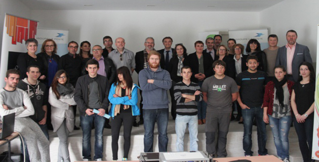 les 11 bénéficiaires d'emplois avenir et leur encadrants