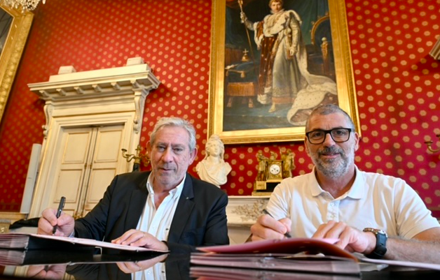 La signature entre David Frau, conseiller municipal à Ajaccio en charge du Centre Communal d'Action Sociale et Pierre Pugliesi, adjoint aux Finances de la Ville