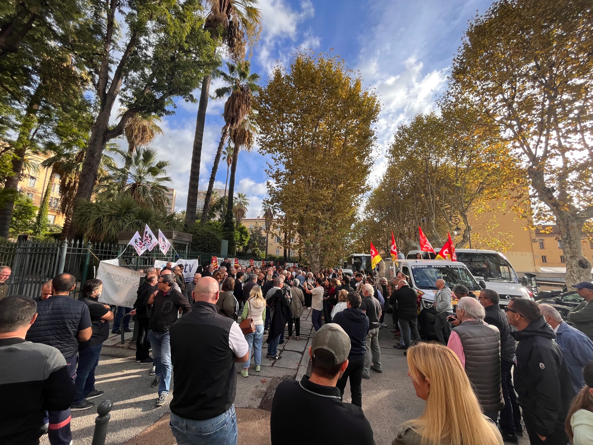 A l'extérieur de l'Assemblée de Corse