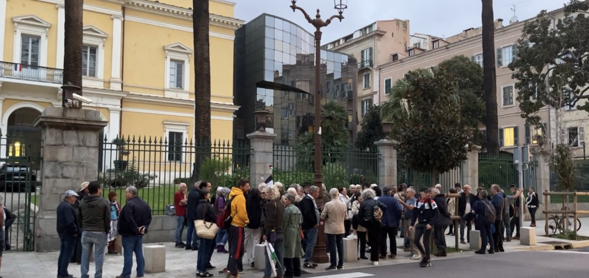 Ce rassemblement était à l'appel de plusieurs organisations associatives, syndicales et partis politiques