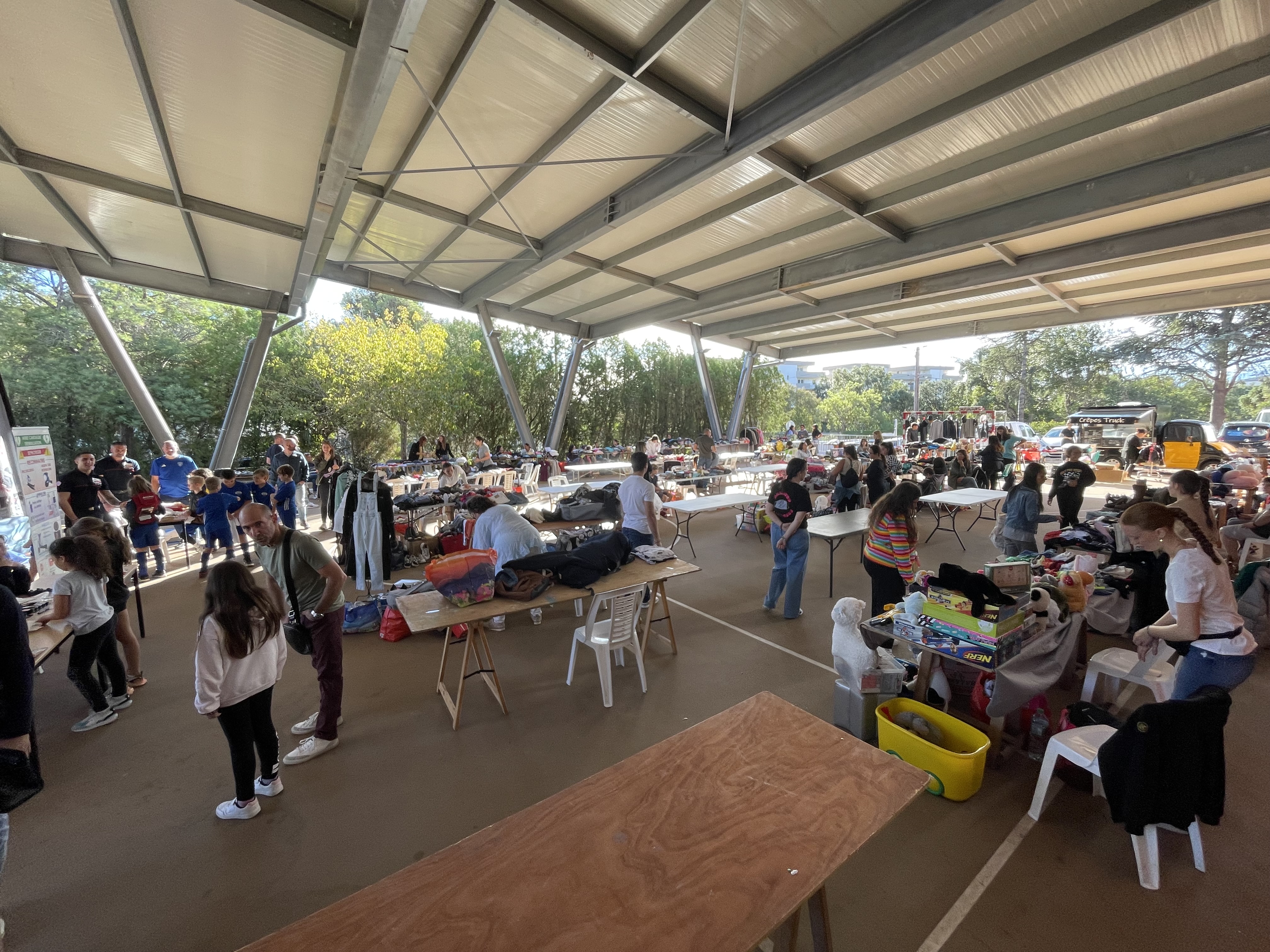 Beaucoup de monde pour la 1ère du "Marché Vinted"