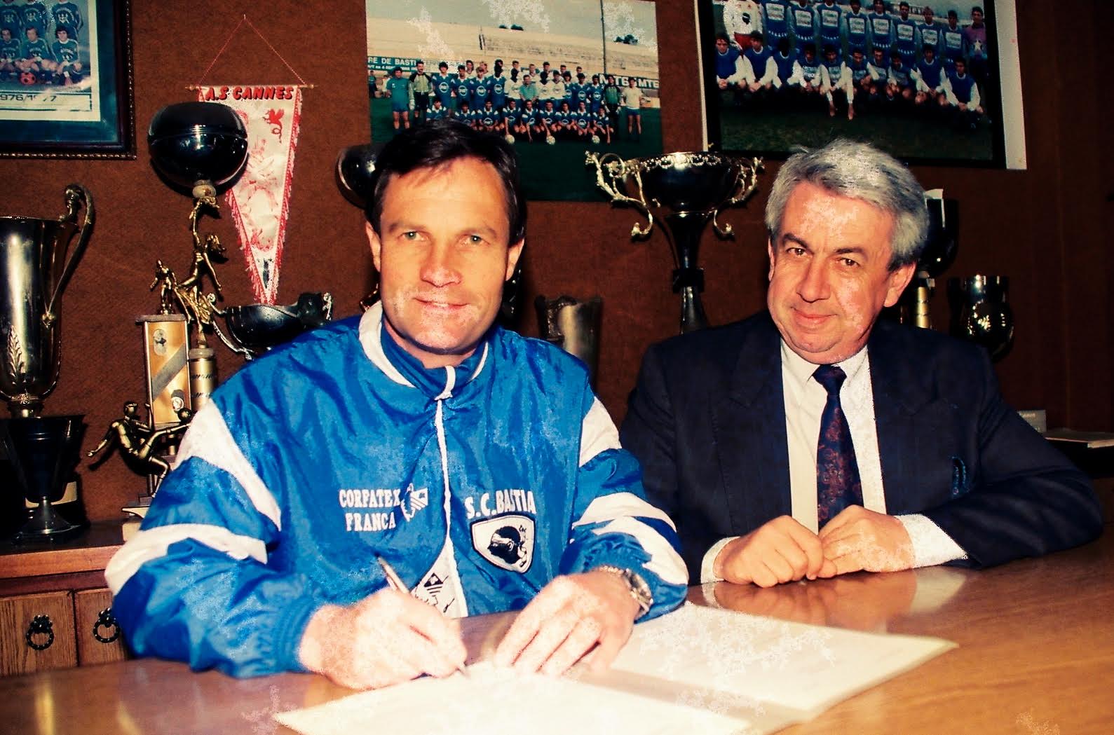 René Exbrayat signant son contrat au SC Bastia avec le regretté président du Sporting Jean-François Filippi (Photo Gérard Baldocchi)