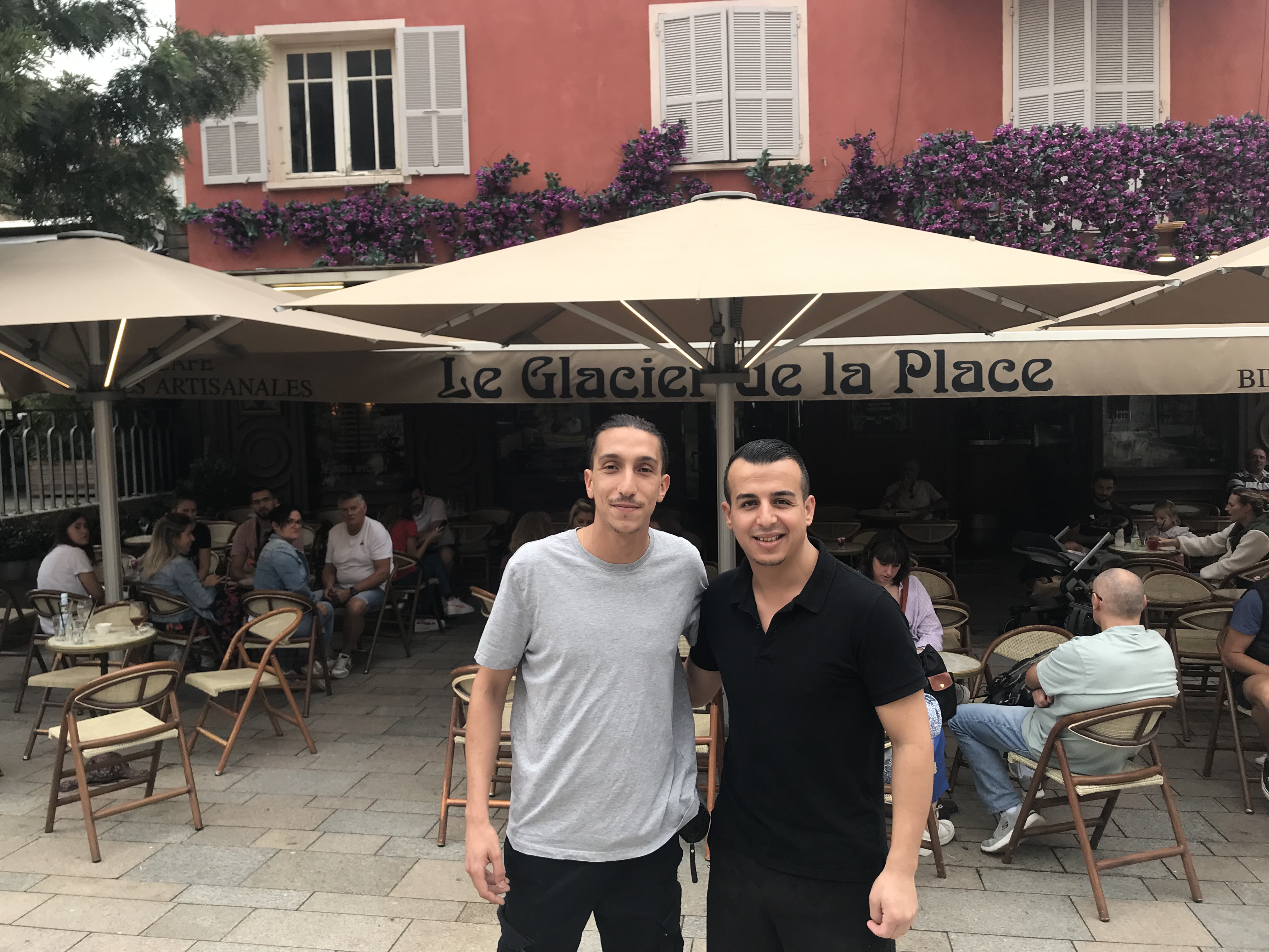 Rémi et Walid, les serveurs du Glacier de la Place, un café qui ne désemplit pas, lui.