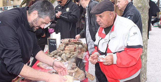 Un marché dominical de plein air à Calvi
