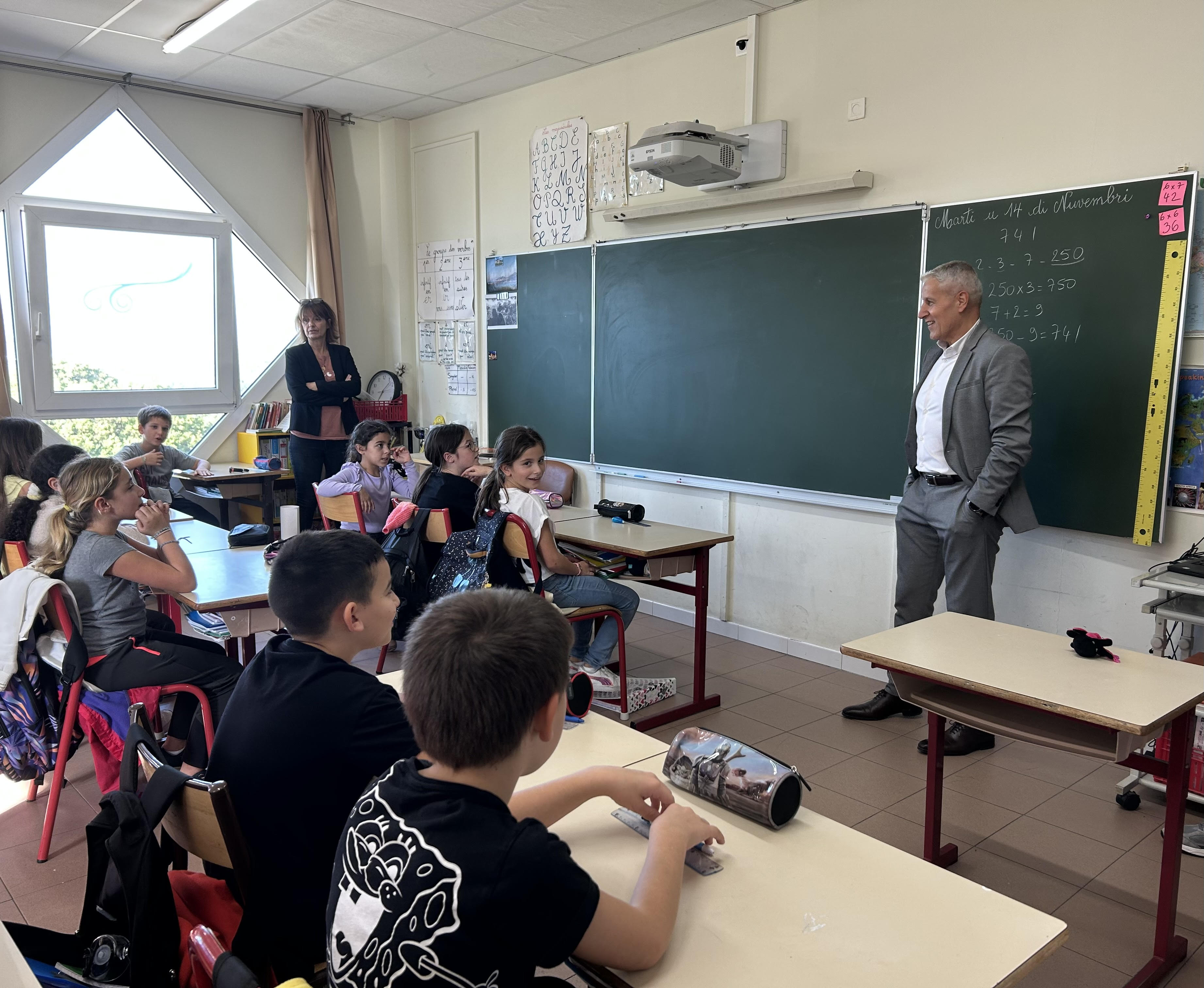 Jean-Marc Serfaty est venu rencontrer et échanger avec les élèves de CM1 de l'école de Bastelicaccia. (Photo : Angelina Rosano)