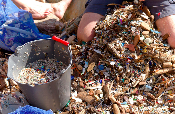 Ci dessus et dessous : les déchets plastiques récoltés par les bénévoles sur les plages, éparpillés parmi les posidonies.