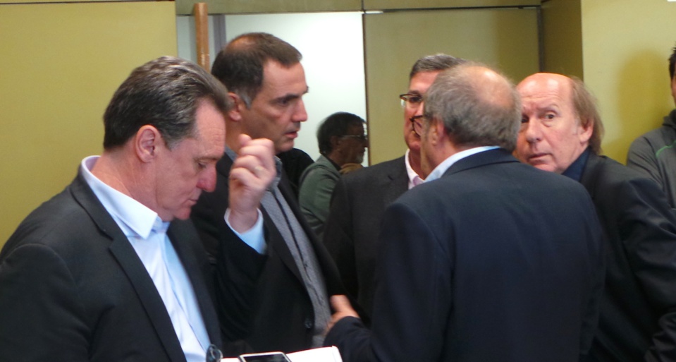 Guy Armanet, Gilles Simeoni, Jean-Louis Milani, Jean-Joseph Massoni et (de dos), Michel Rossi en conciliabule.