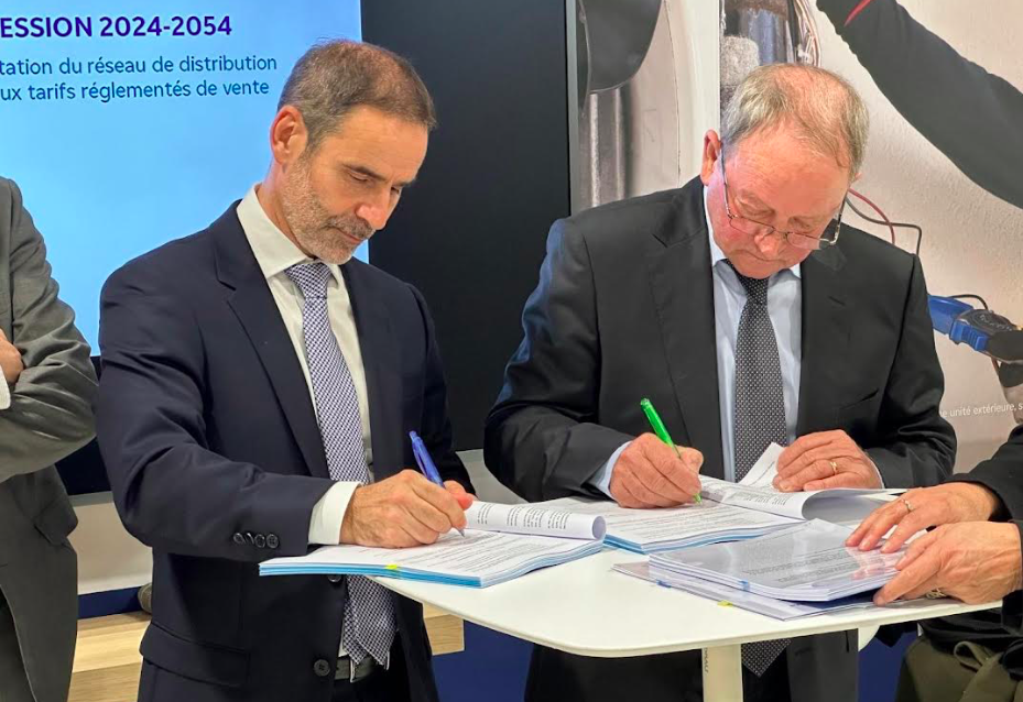 Louis SEMIDEI, Président du SIEEP Haute-Corse et Vincent DE RUL, Directeur régional d’EDF en Corse, ont signé un nouveau contrat de concession pour le service public du développement et l’exploitation du réseau de distribution d’électricité et de la fourniture d’électricité aux tarifs réglementés de vente.