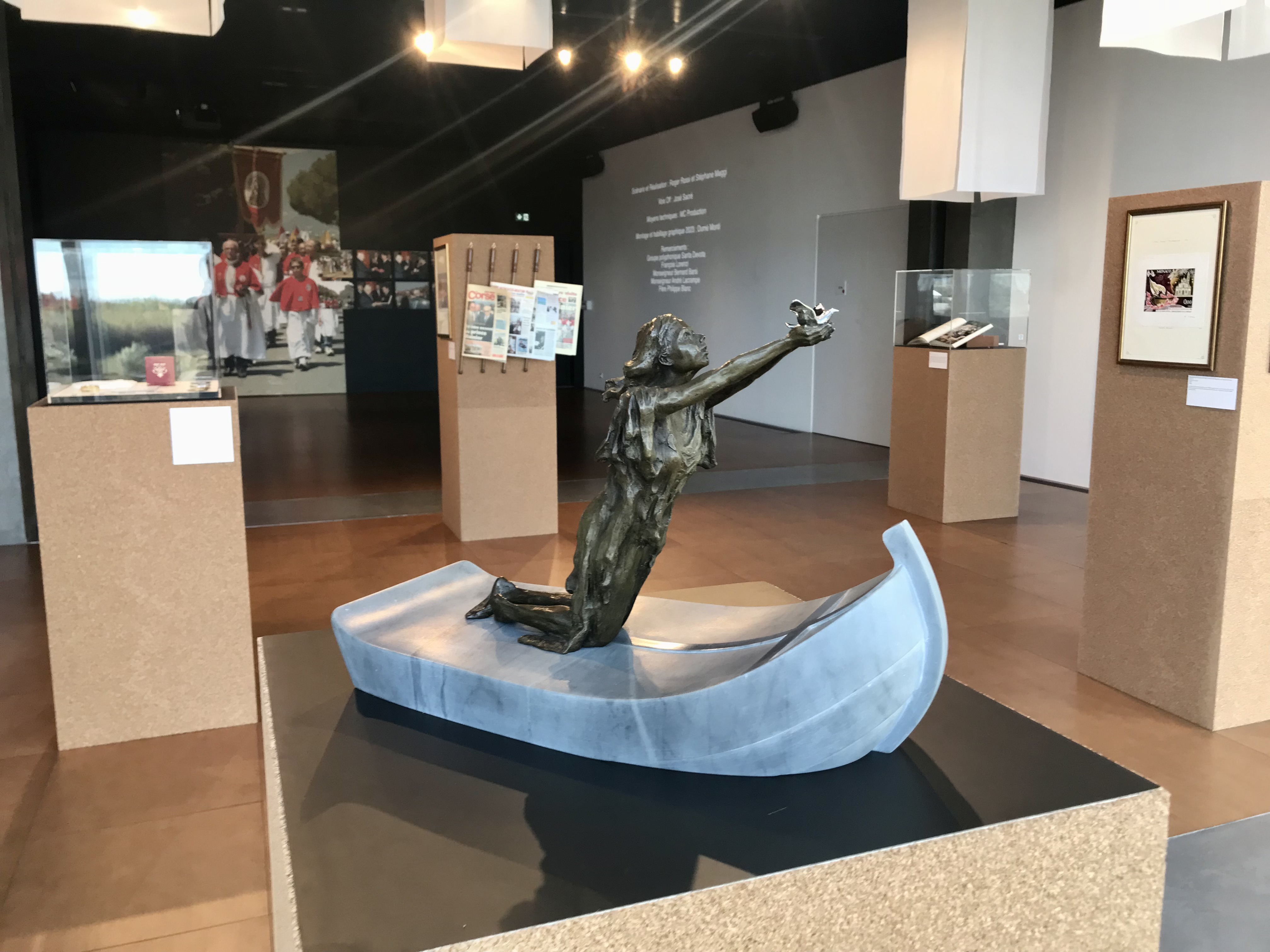 Sainte-Dévote sur sa barque qui arrivera à Monaco.