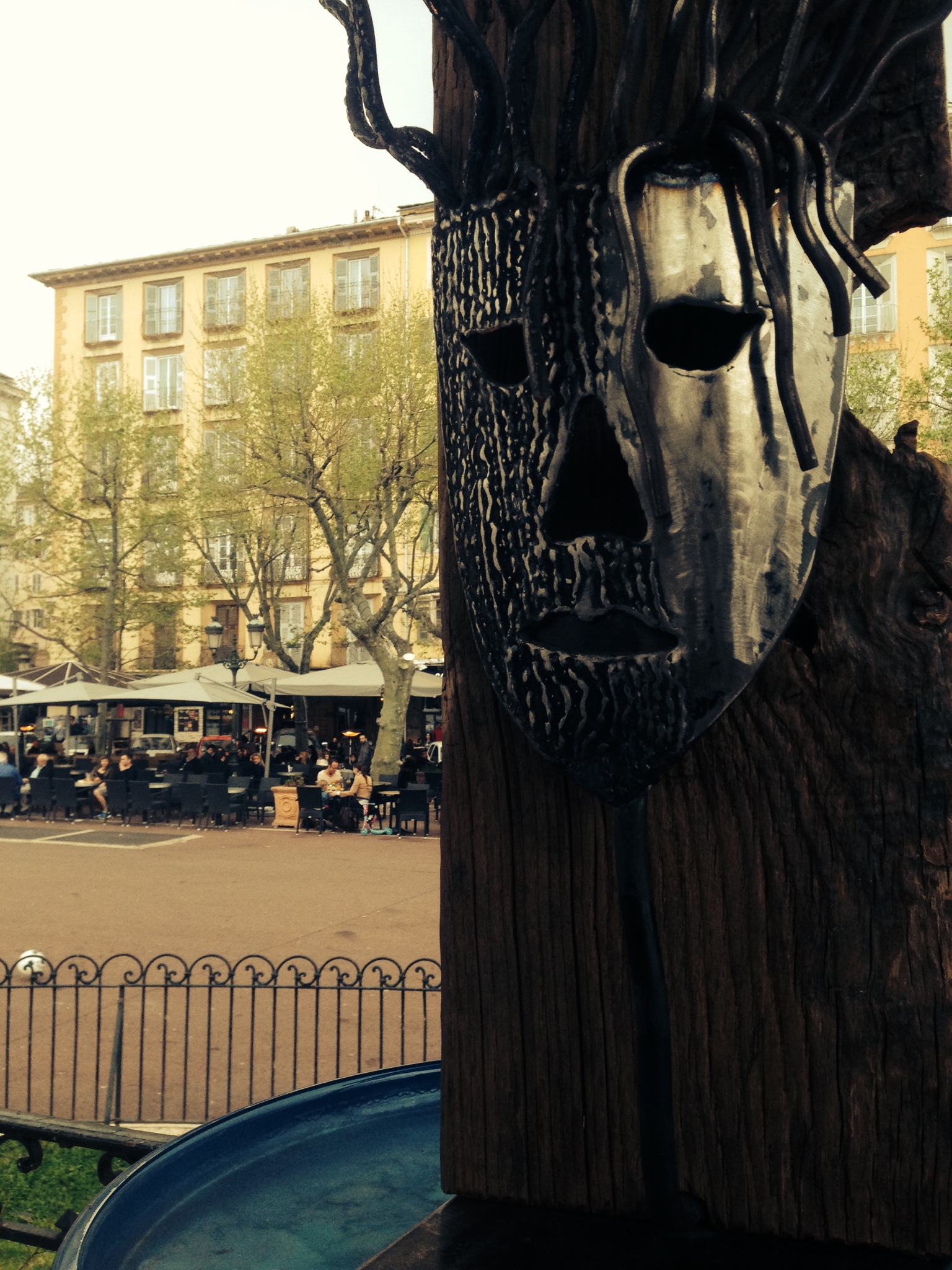 La lampe de Ludovic Chiaramonti, crée à partir de matériaux recyclés, exposée au kiosque de Bastia