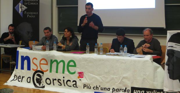 Les trois conseillers territoriaux, Hyacinthe Vanni, Mattea Lacave et le leader d'Inseme per a Corsica, Gilles Simeoni, le nouveau Secrétaire général, Jean-Félix Acquaviva, maire de Lozzi, et Guy Profizi.