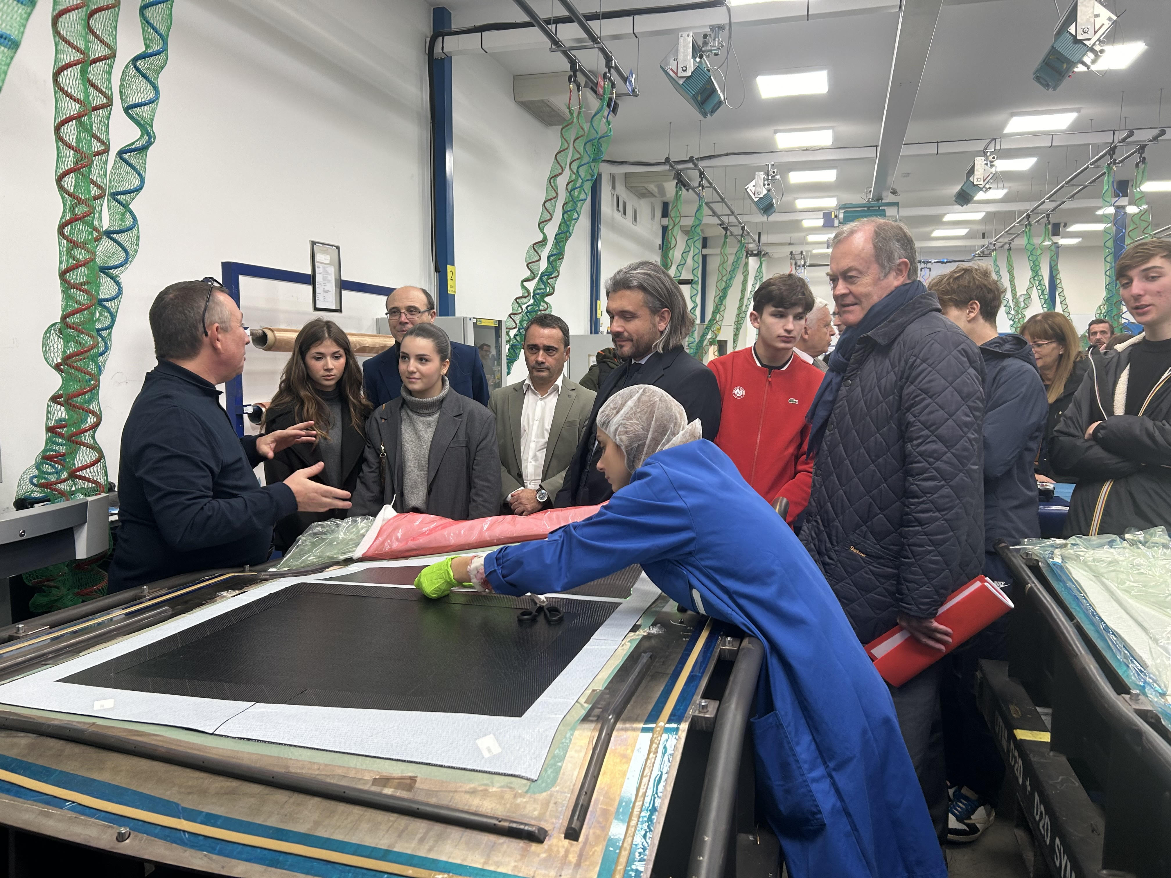 Des élèves du lycée Fesch ont découvert l'entreprise Performance Composite Méditerranéen cet après-midi en présence du préfet, du recteur et du maire d'Ajaccio. (Photo : Angelina Rosano)