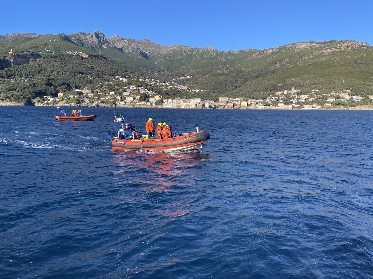 Les bateaux semi-rigides de la SNSM effectuent leurs manœuvres de navigation lors d'un exercice. Crédit photo: David Ravier.