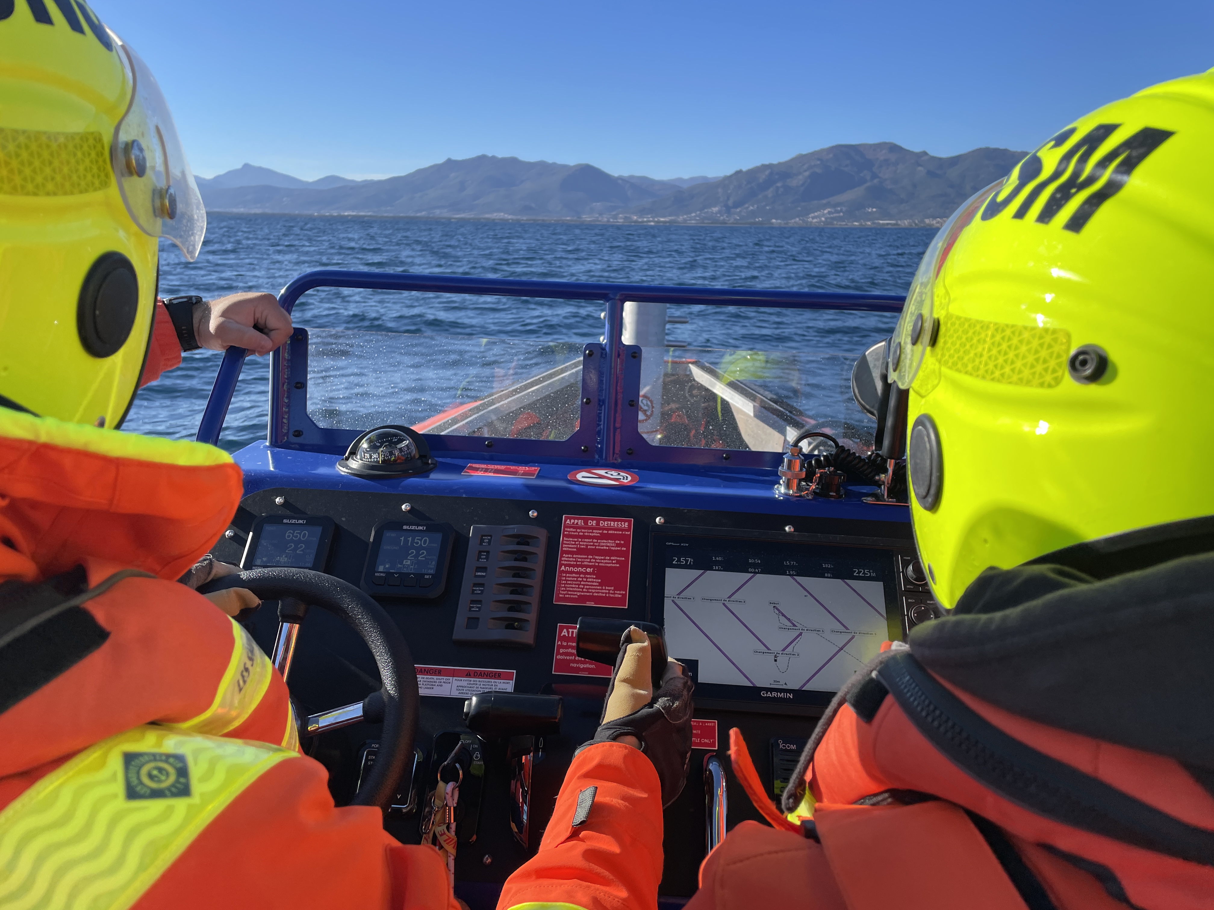 Le barreur (à gauche) doit faire une confiance aveugle au navigateur (à droite), seul habilité à regarder le GPS en spirale durant l'épreuve. Crédit photo: David Ravier.