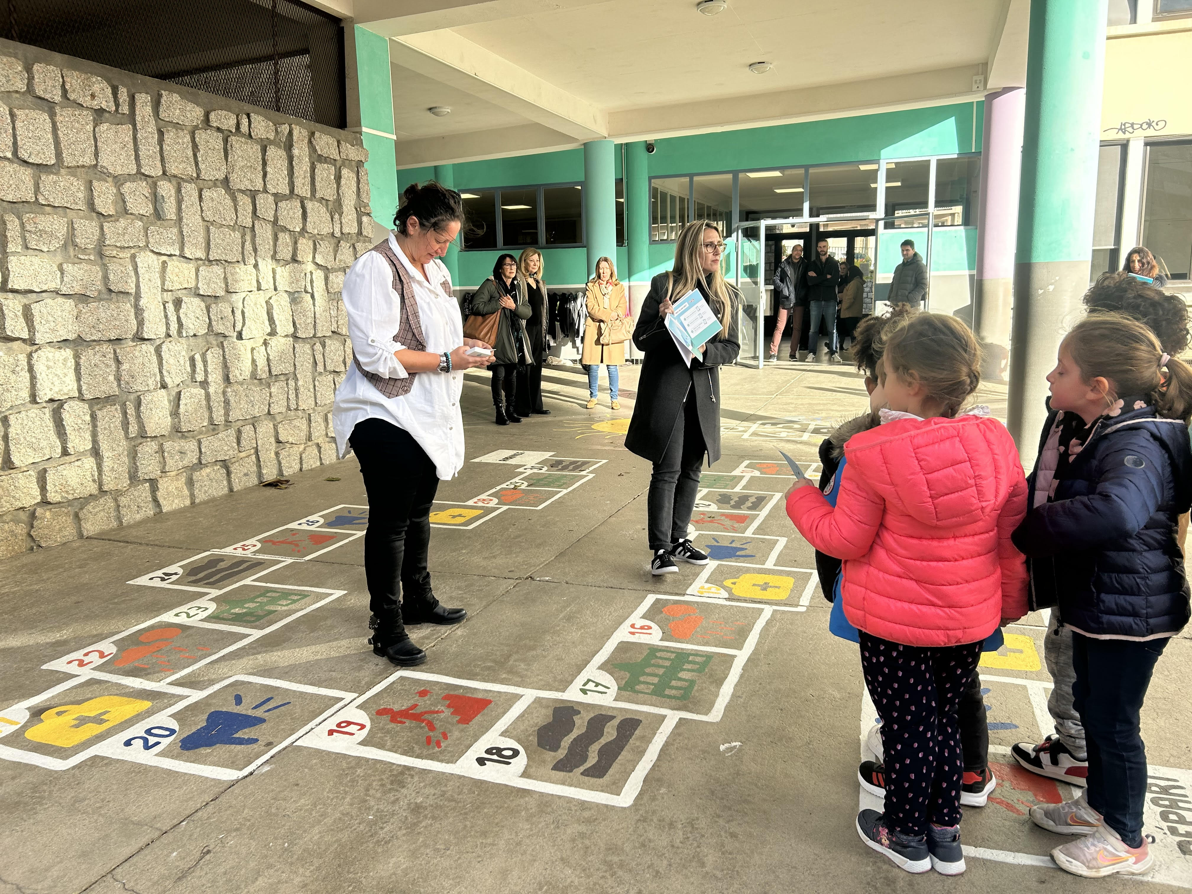 Les élèves de maternelle et de la classe ULIS ont pu tester le jeu de l'oie ce matin. (Photo : Angelina Rosano)