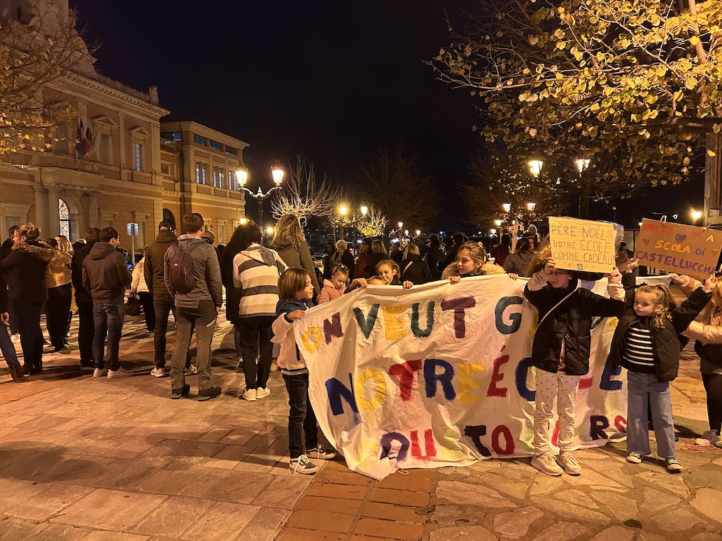Rassemblement devant la mairie