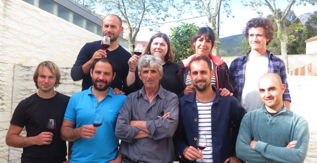 Entourant le président de l'AOC Patrimoniu, Jean-Laurent De Bernardi, des jeunes vignerons de la Conca d'Oru : Simon Giacometti, Nicolas Mariotti, Mathieu Marfisi, Lisandru Leccia, Antoine-Marie Arena, Marie-Françoise Devichi, Julie Marfisi et Hugo.