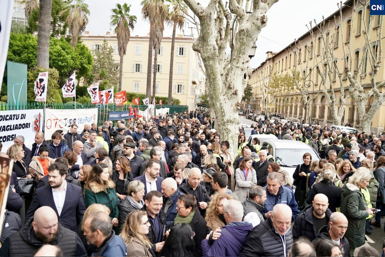 Plus de 300 personnes réunies devant les grilles de l'Assemblée de Corse. Photos Paule Santoni