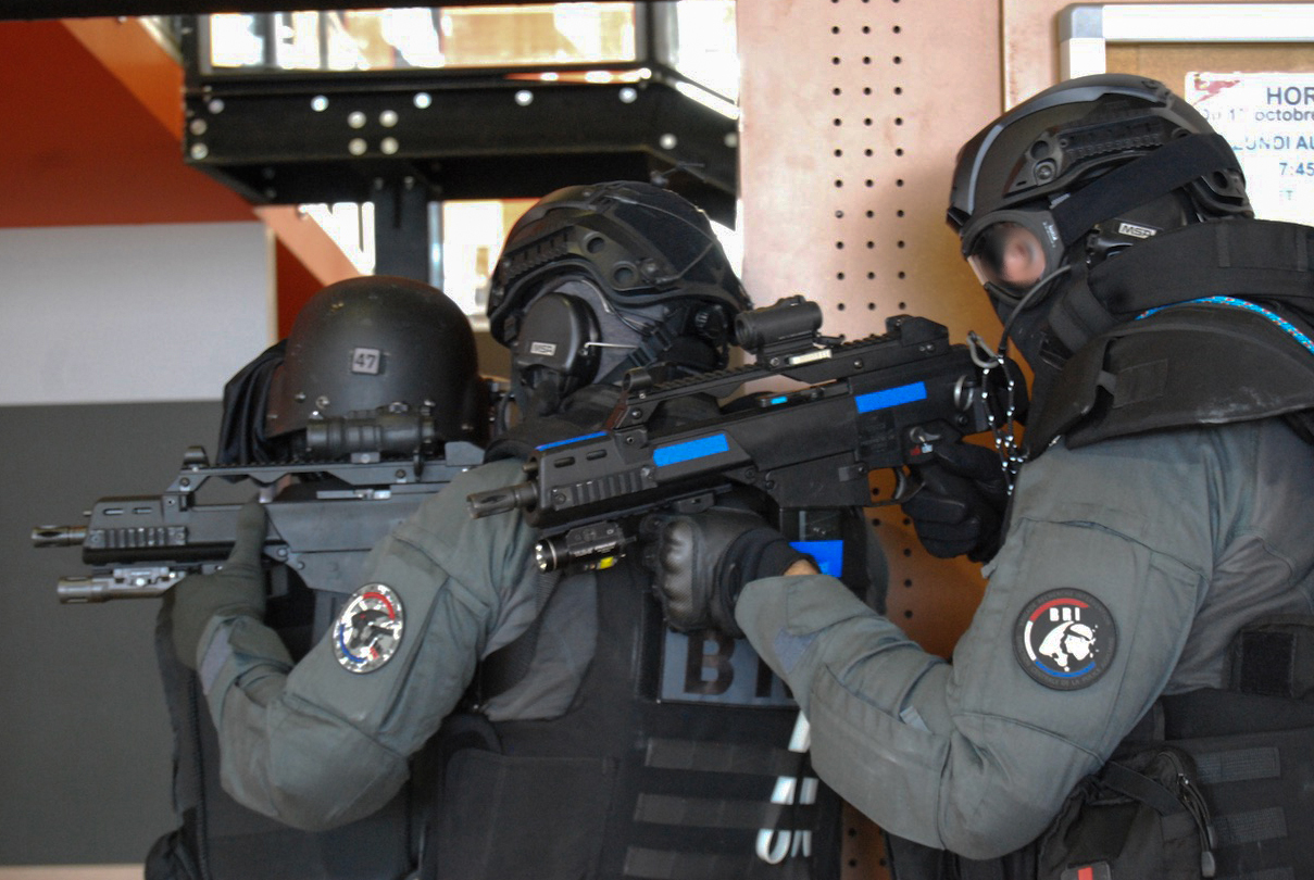 Les hommes de la BRI décident d'intervenir dans le complexe sportif © LH