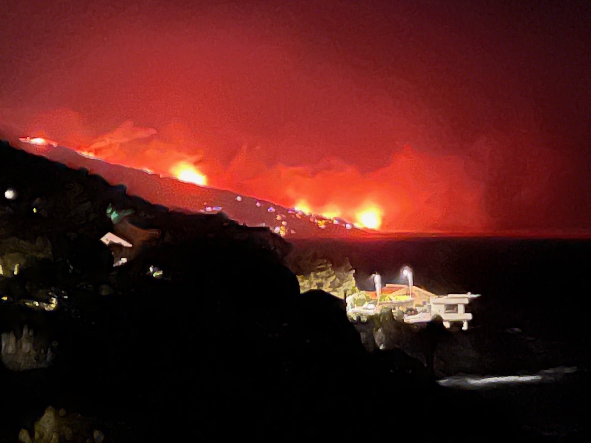 Violent incendie à Brando : 100 hectares détruits, les flammes progressent