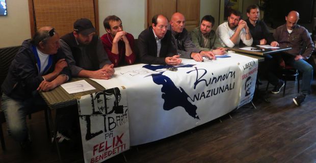 Paul-Félix Benedetti, conseiller territorial et leader d'U Rinnovu, entouré de militants.