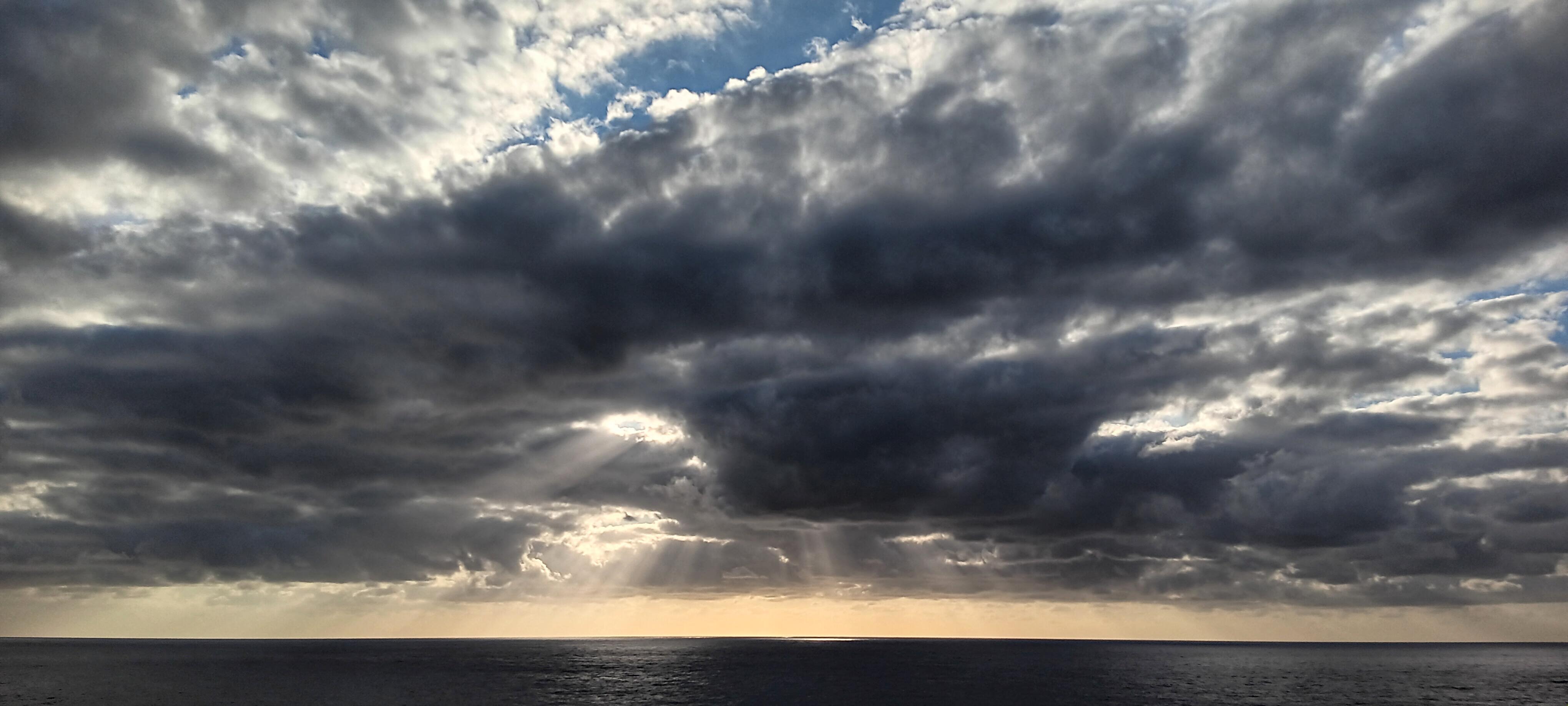 Ciel d'hiver sur la Méditerranée. (Pascal Le Dervouët)