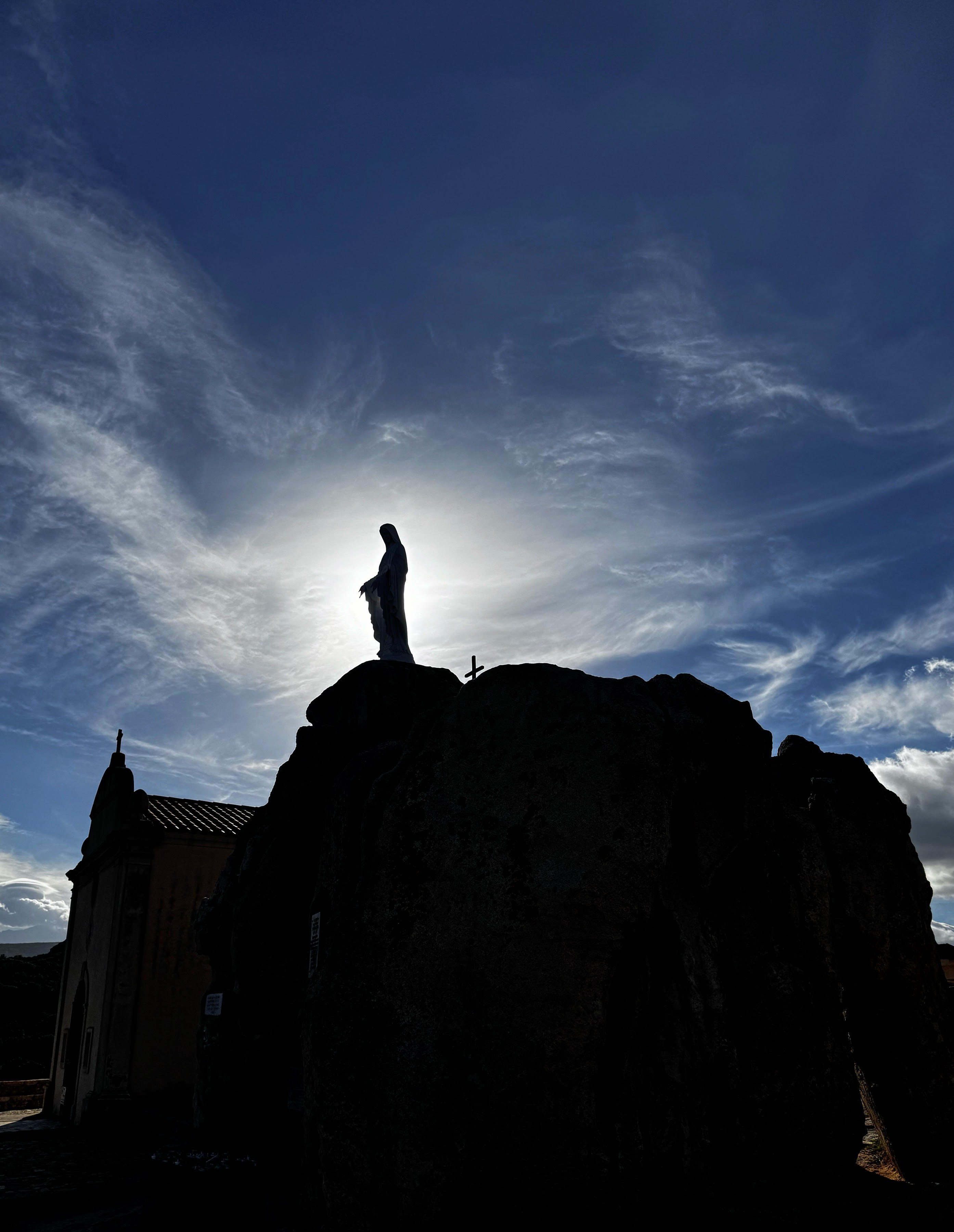 La photo du jour : Notre-Dame de la Serra à contre-jour