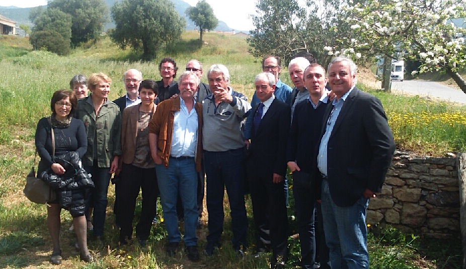 Au domaine viticole d'Antoine Arena à Patrimoniu : viticulteurs, producteurs, élus du PNC et reposnables de l'ALE entourent les eurodéputés et Enzo Manni.