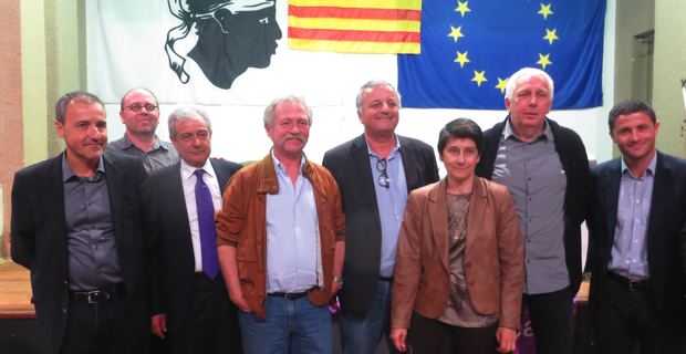 Les élus nationalistes modérés autour de José Bové.