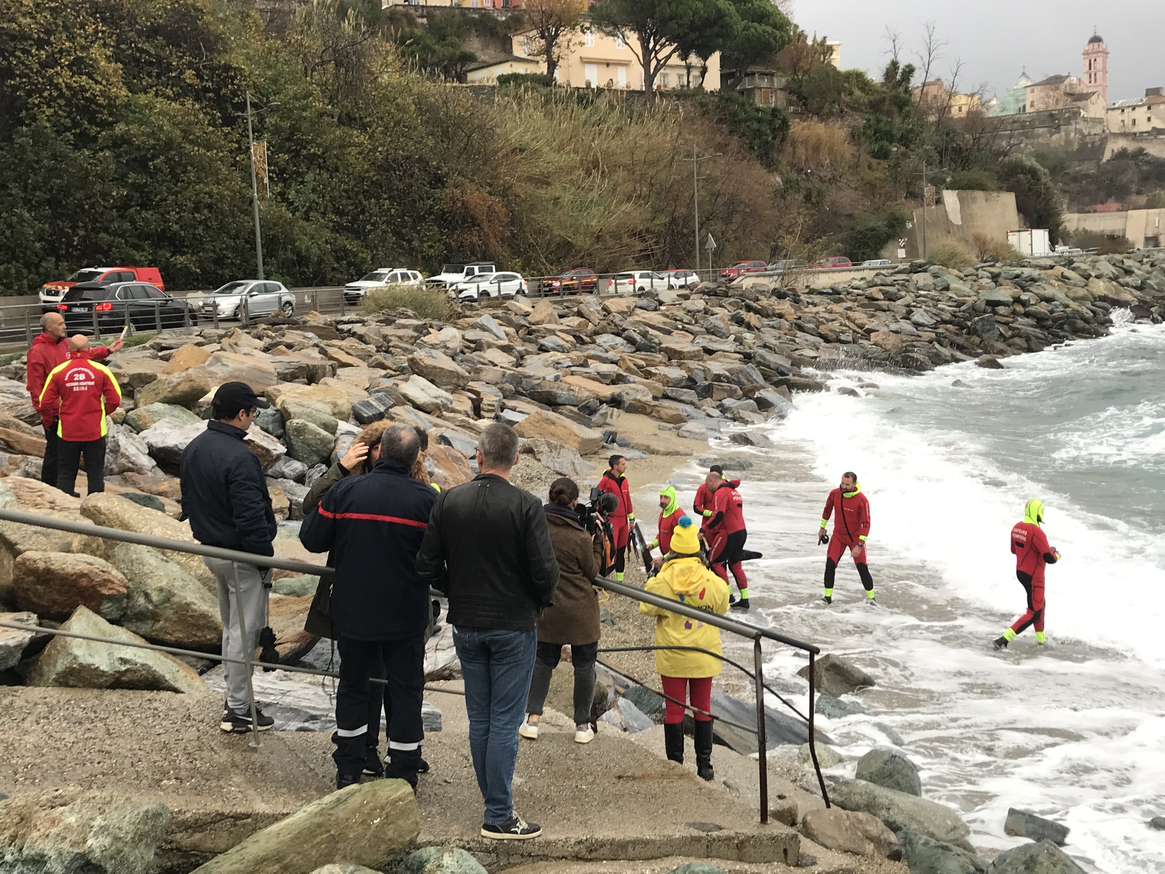 Les sapeurs-pompiers de Corse se sont mis à l'eau sur la plage de Ficaghjola pour récolter des dons.