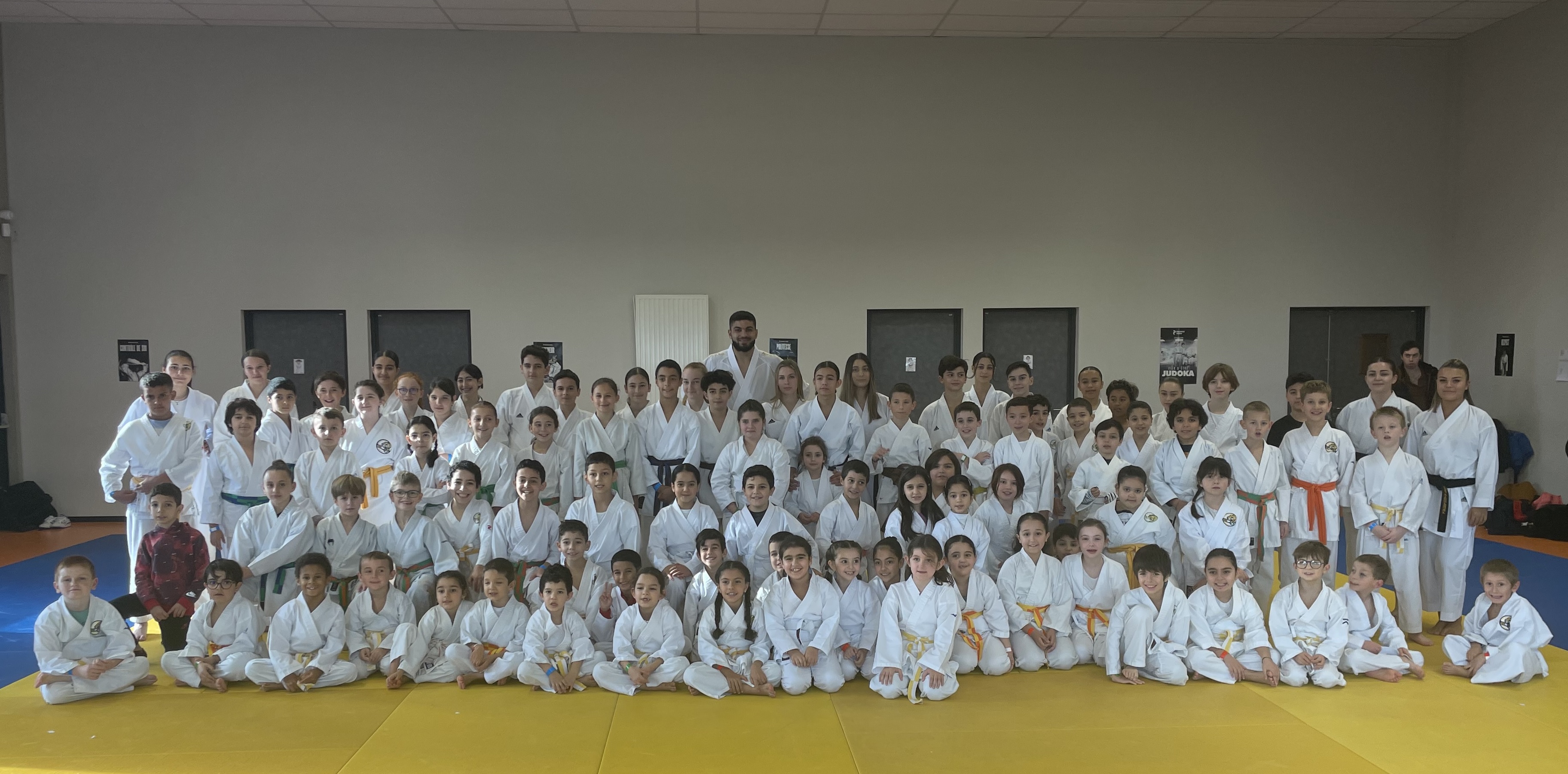 Mehdi Filali avec les jeunes licenciés du Karaté Club de Borgo et des Dojos Cobra Kai de Bastia et de Casinca