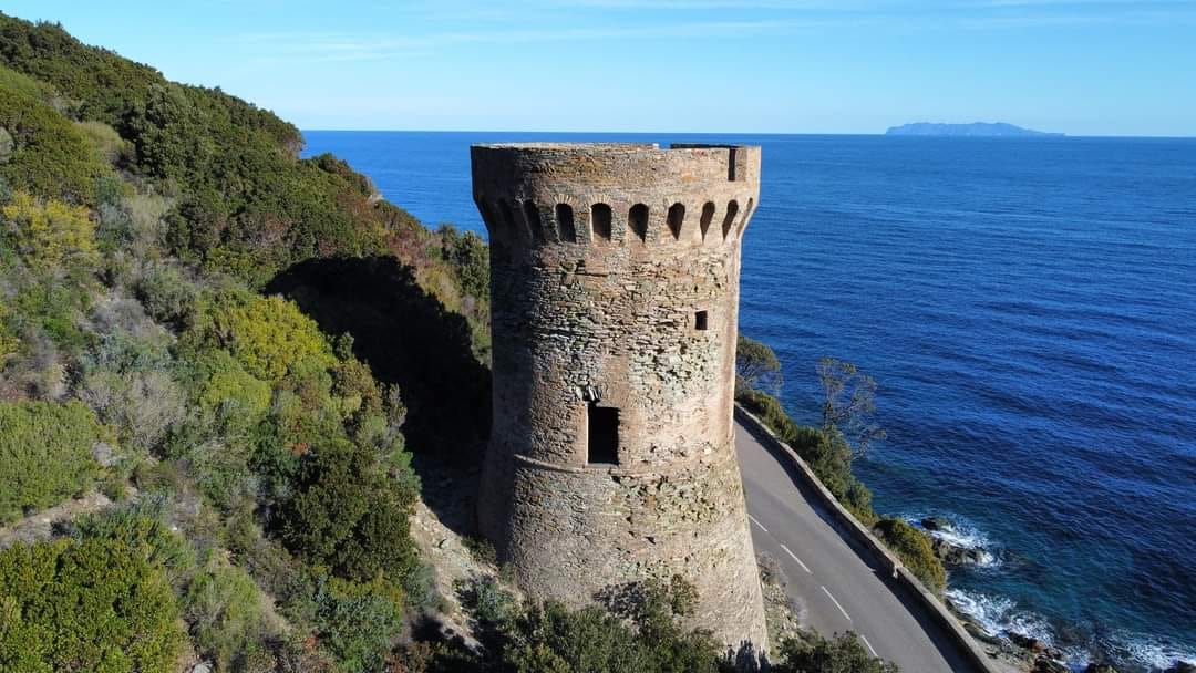 La tour de l'Osse surplombe la route du cap, à Cagnano.
