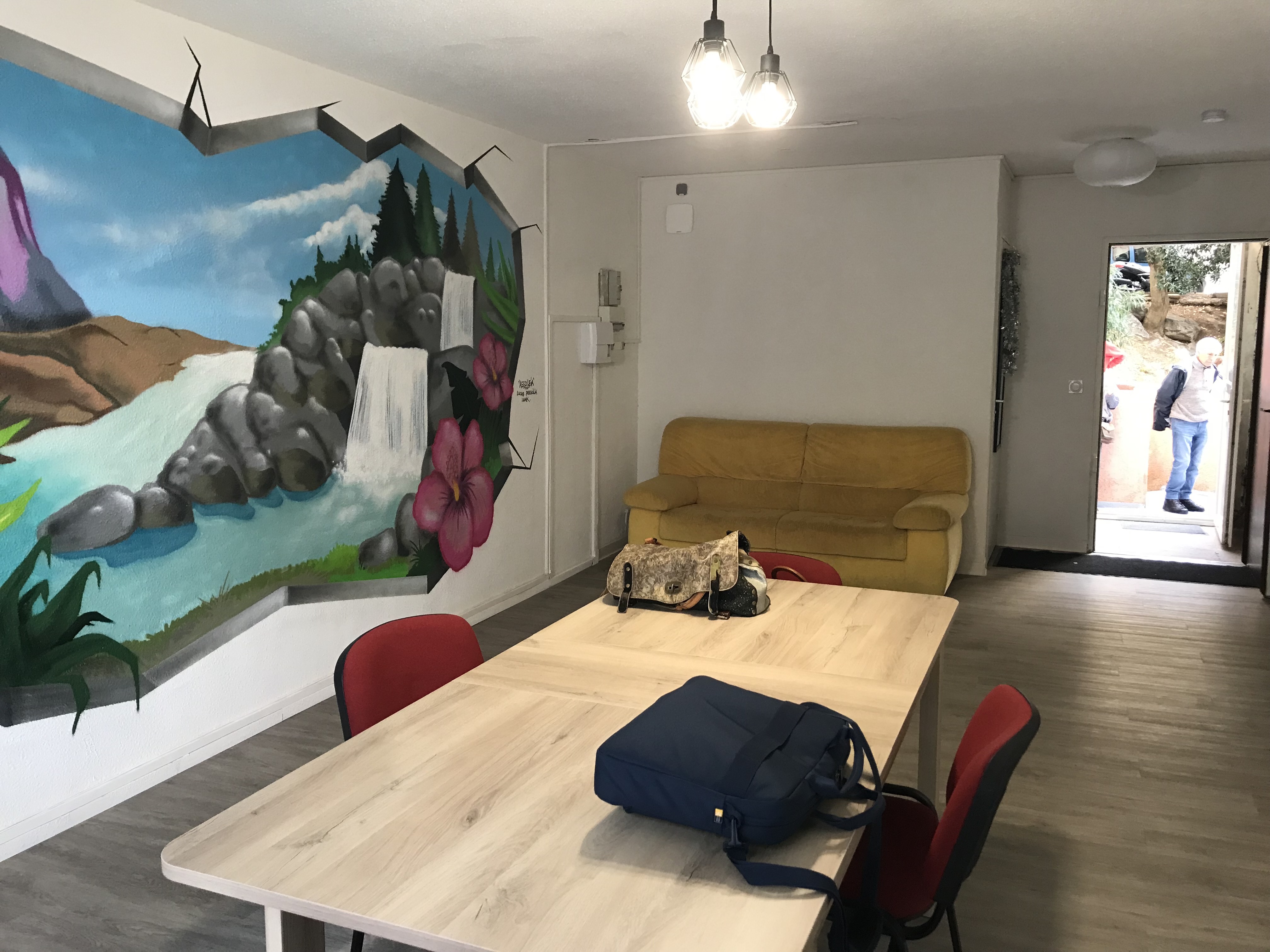 Une fresque a été réalisée par six jeunes en insertion à l'intérieur du local.