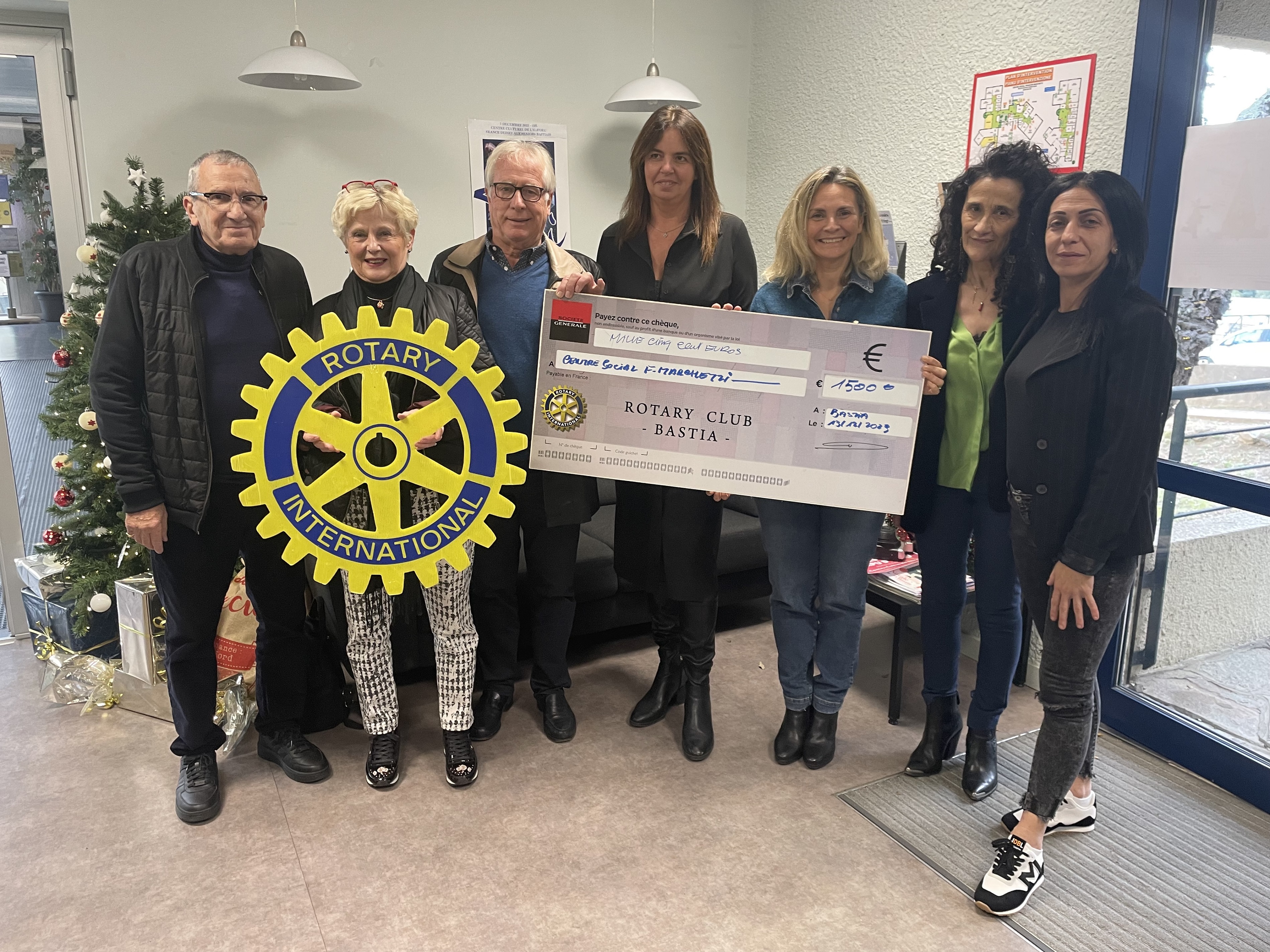 A l'occasion du Marché de Noël du CCAS, le Rotary Club Bastia a remis un chèque de 1500 €.