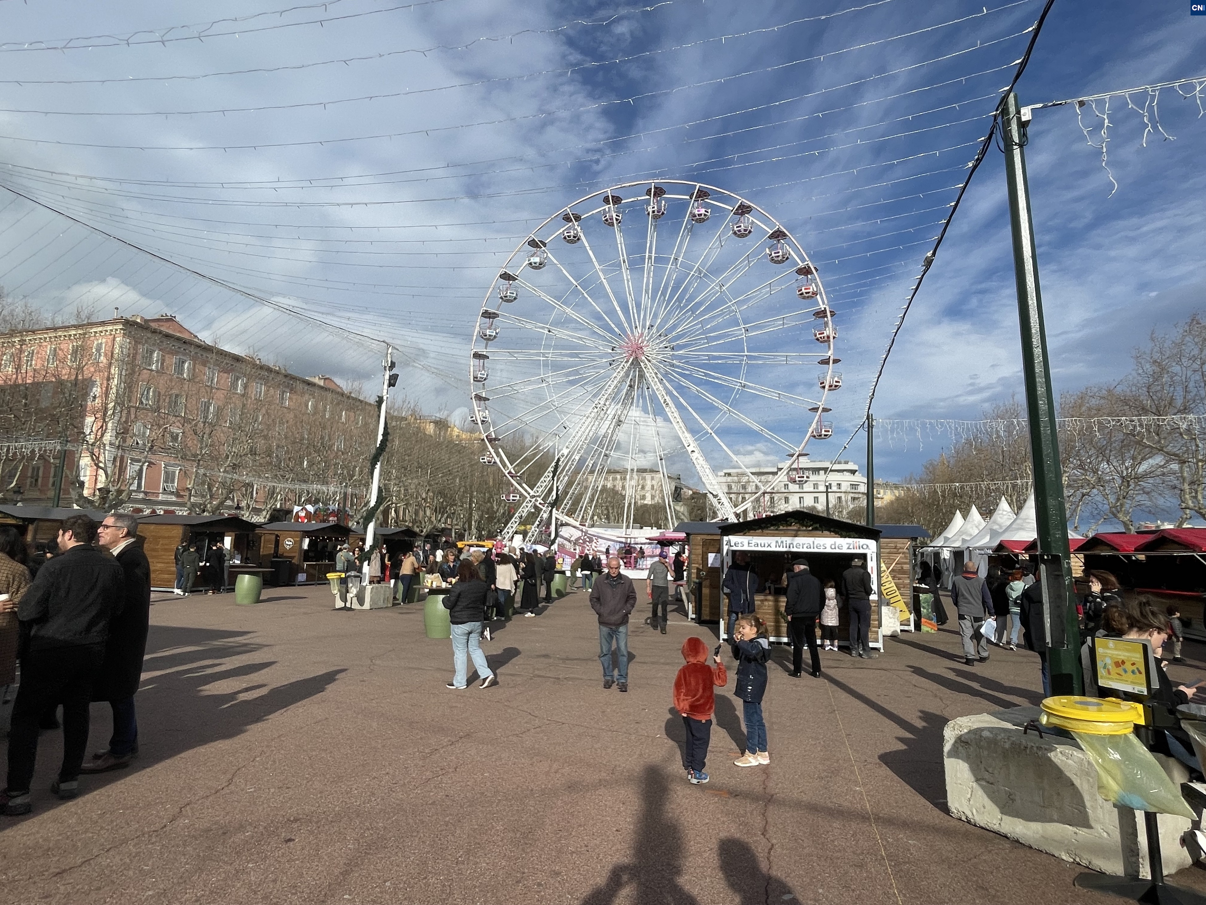 Sur la place Saint Nicolas, les premiers visiteurs