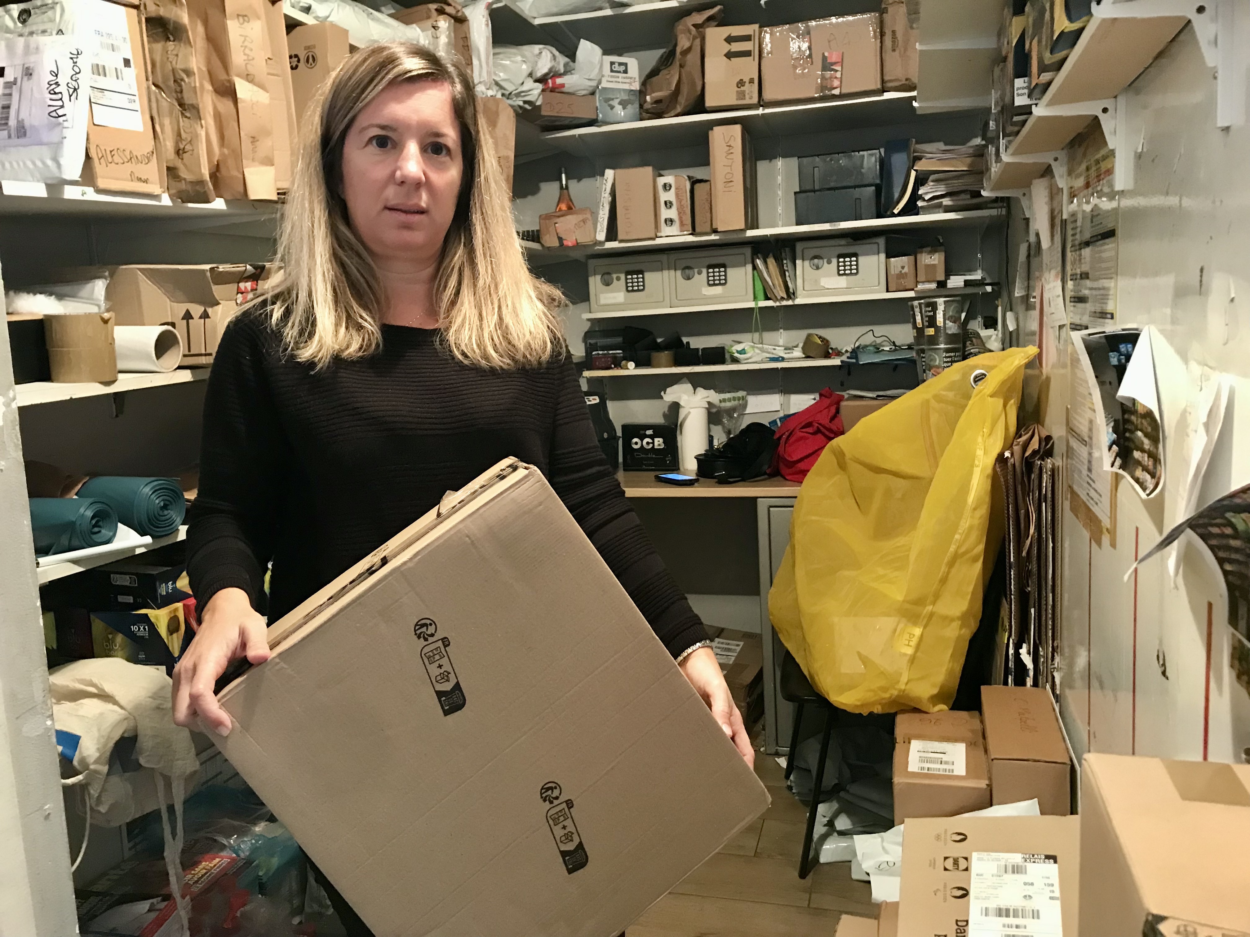 Santa Pierucci, gérante du tabac de la Gare à Bastia, a de la place pour une soixantaine de colis dans son arrière-boutique.