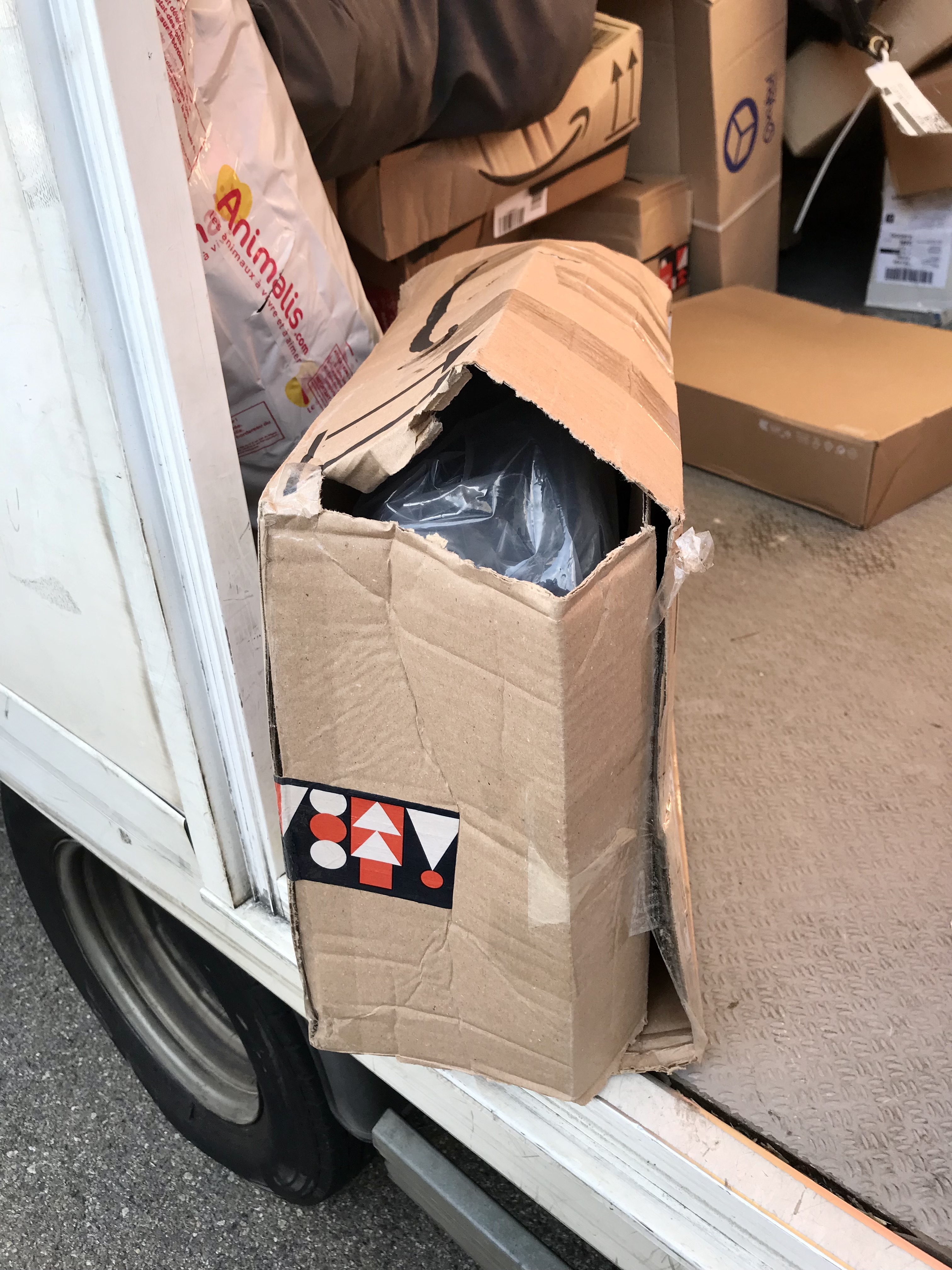 Un transporteur bastiais nous montre un colis éventré, issu de la livraison du jour.