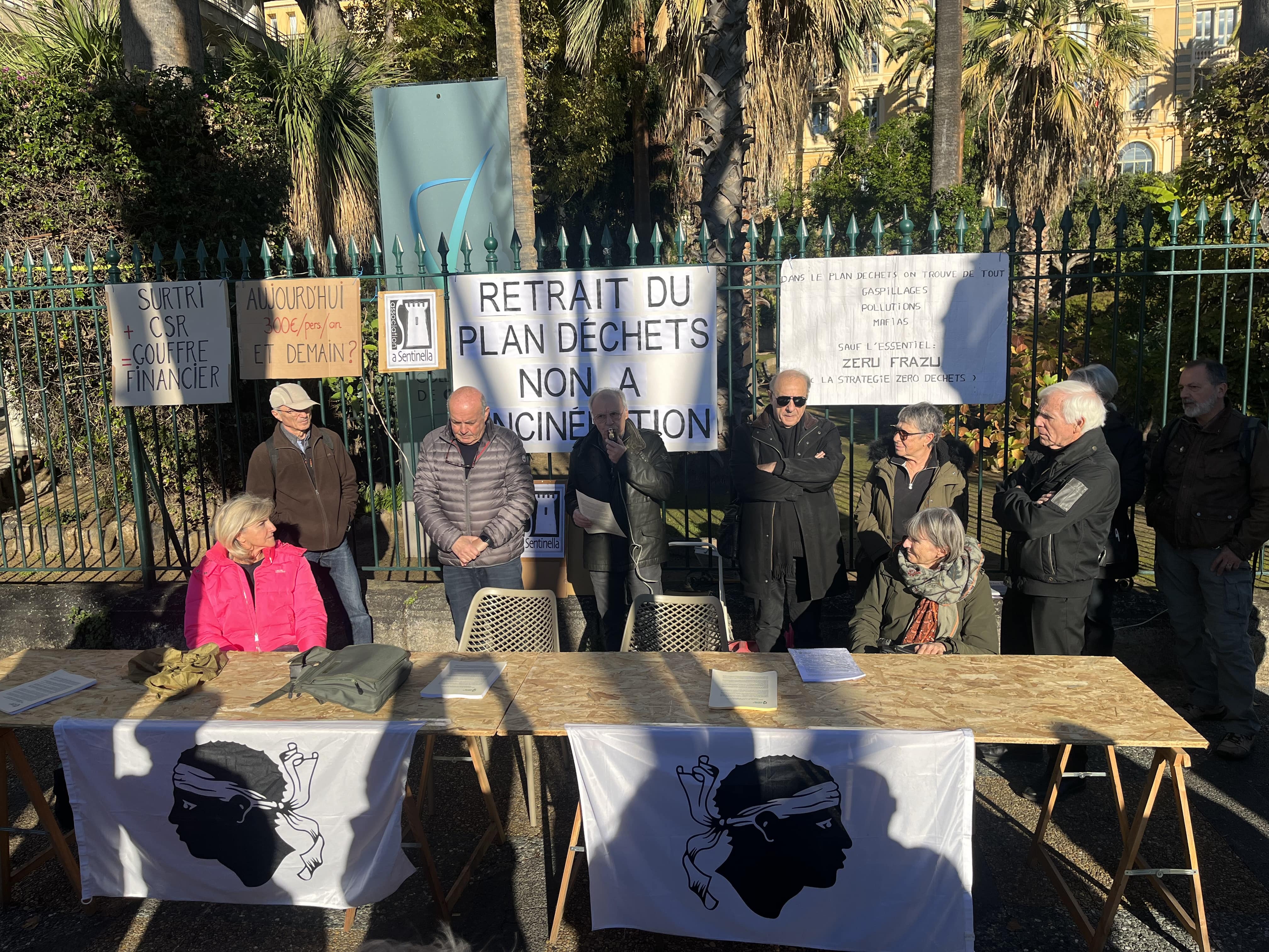 Une vingtaine de personnes ont répondu à l'appel lancé par la coordination Corsica Pulita