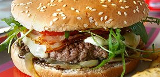 À table : hamburger revisité à la mode corse