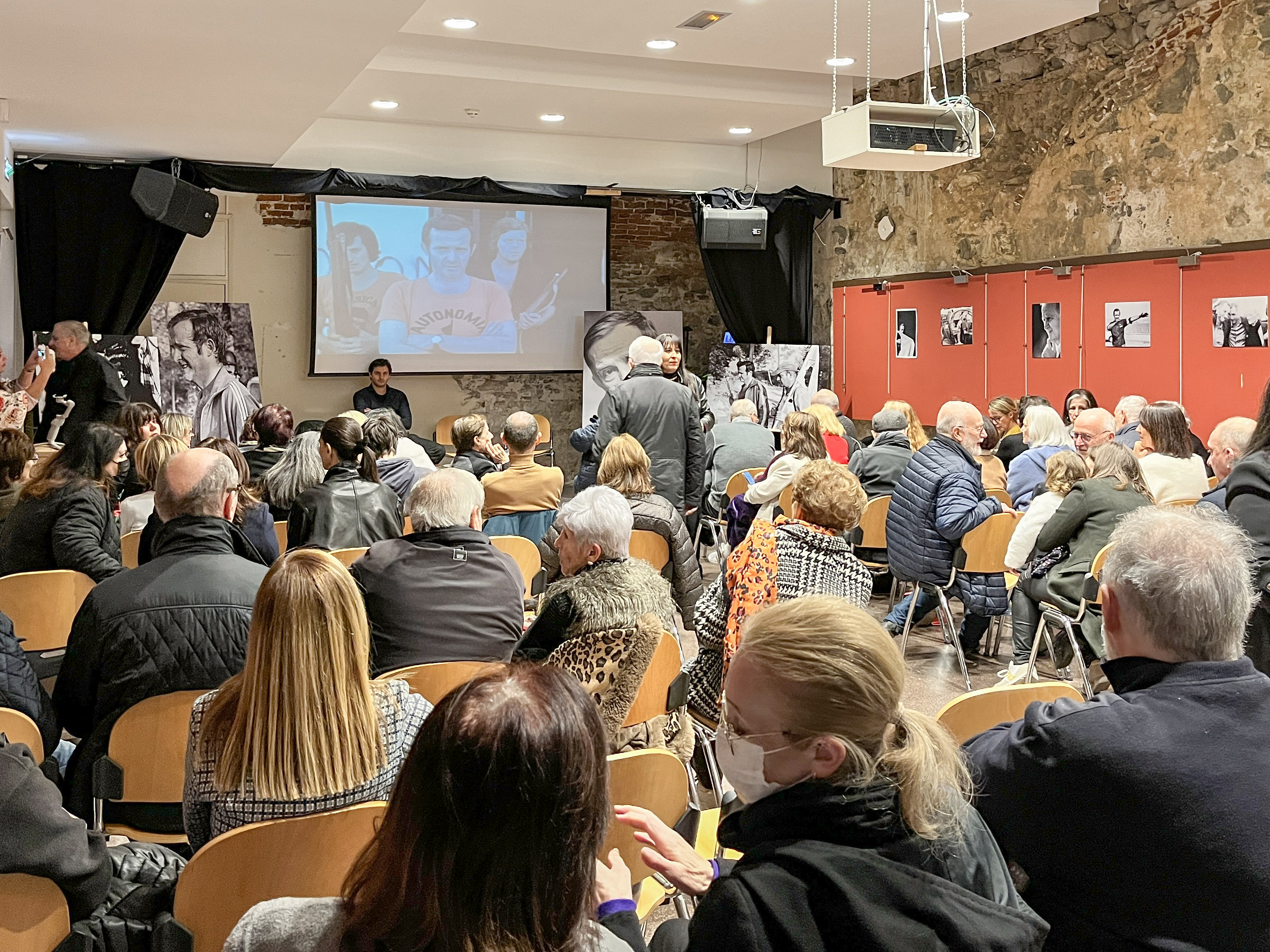 Ils étaient nombreux ce samedi soir à assister à l'hommage rendu à Edmond Simeoni.