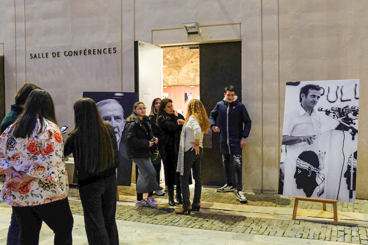 A l'intérieur, comme à l'extérieur, plusieurs photos d'Edmond Simeoni sont accrochées.