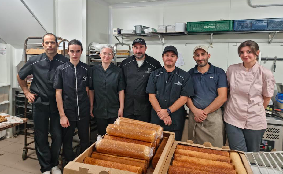 Autour du chef pâtissier, Didier Leoncini, une équipe soudée composée de Lionel Marquet, Vincent Boyer, Aurélie Bernardini, Younès Mandadi, épaulés par deux apprentis, Saveria et Owen.