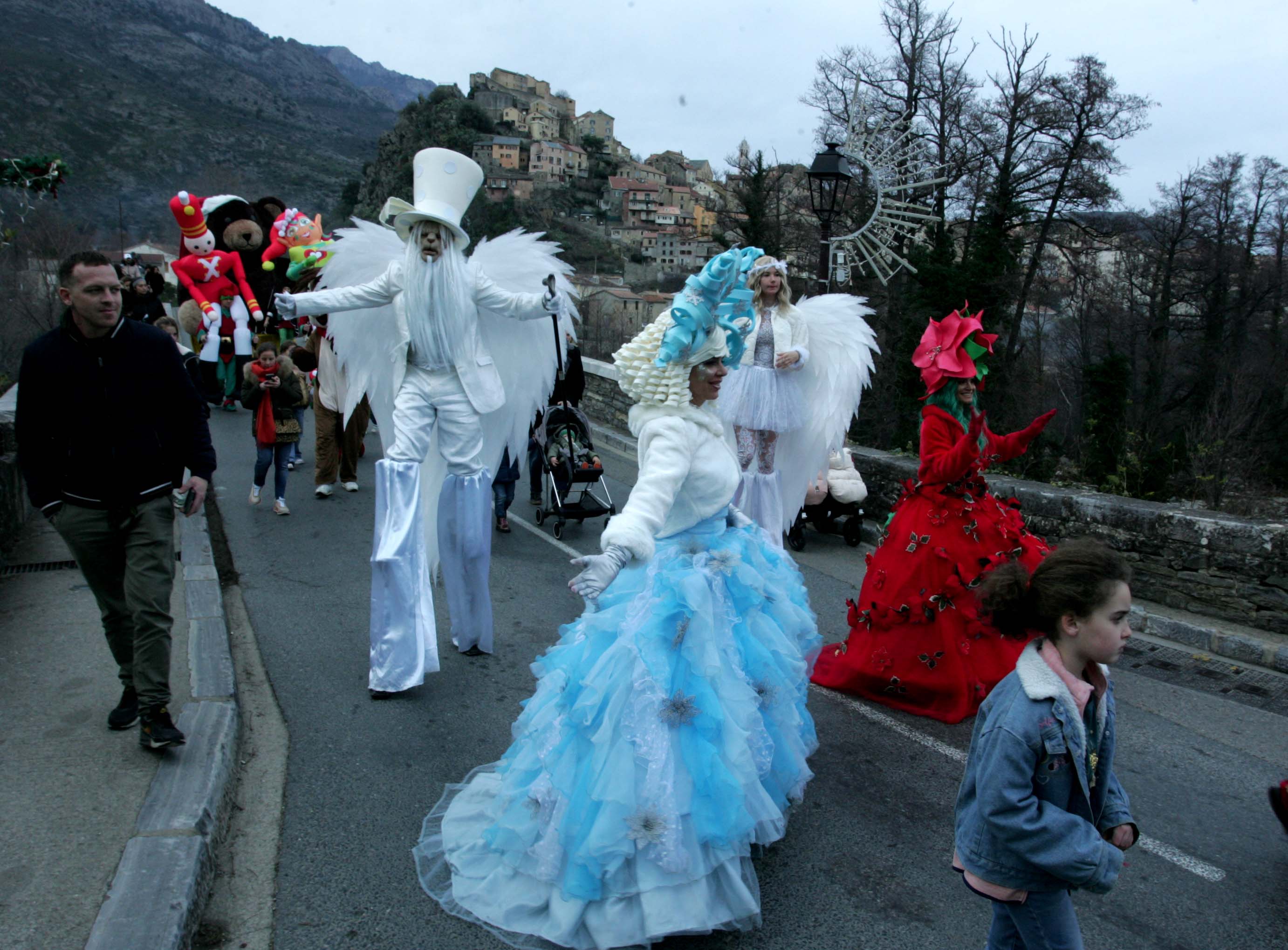 A Corte, la parade de Noël a enchanté la ville