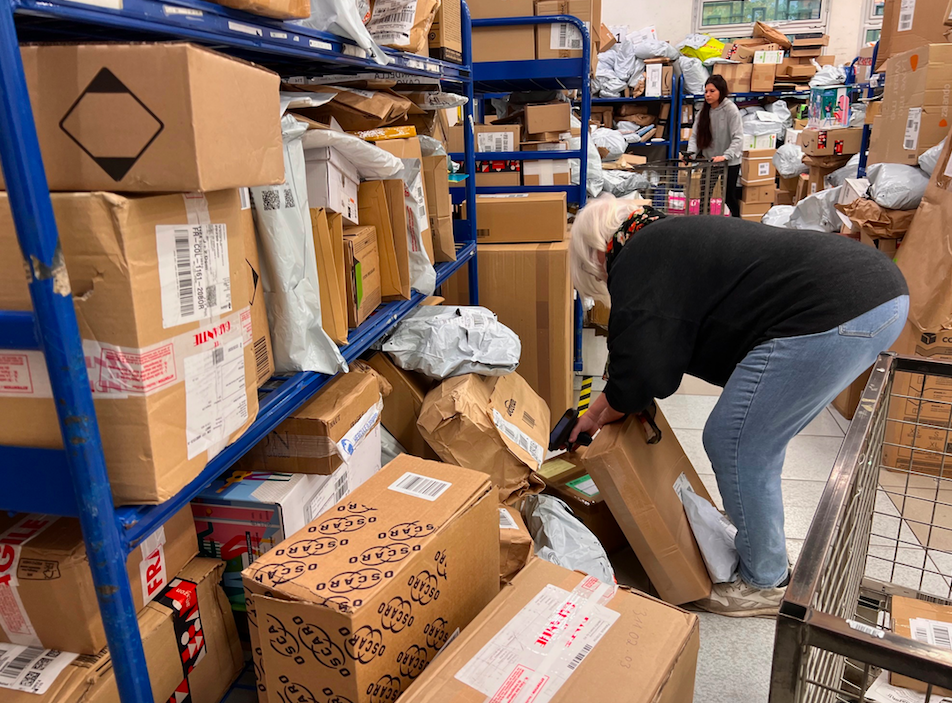 À quelques jours de Noël, c'est le rush à la plateforme de distribution de La Poste de Borgo