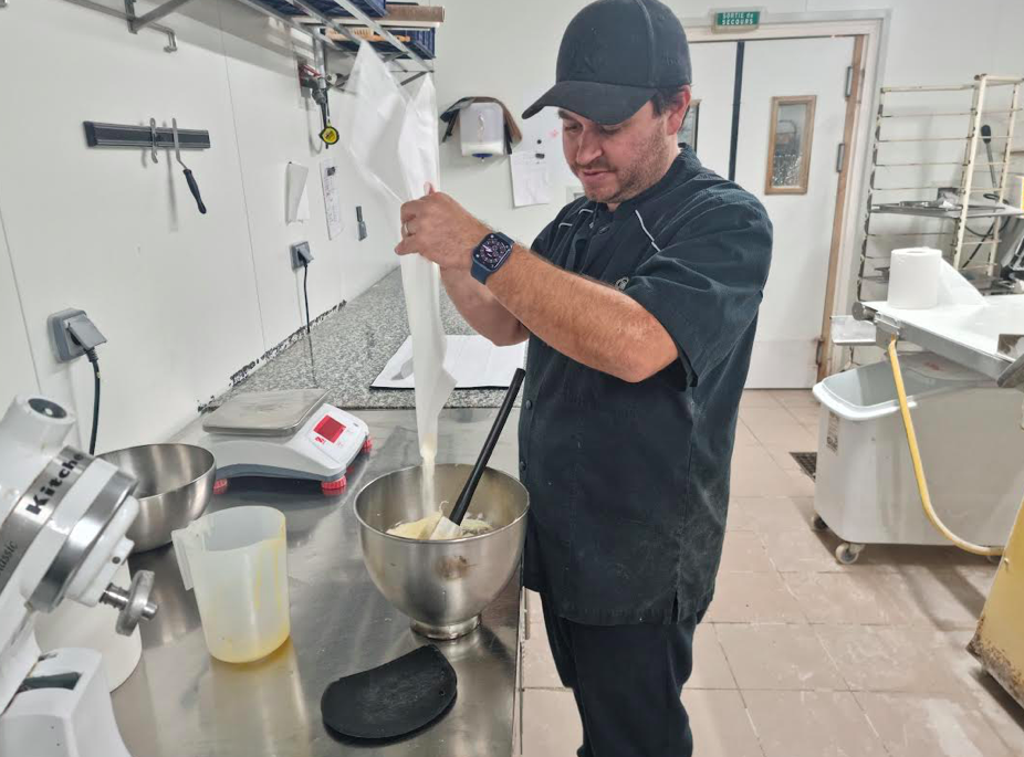 Didier Leoncini dévoile la recette de sa bûche de Noël chantilly- fraises