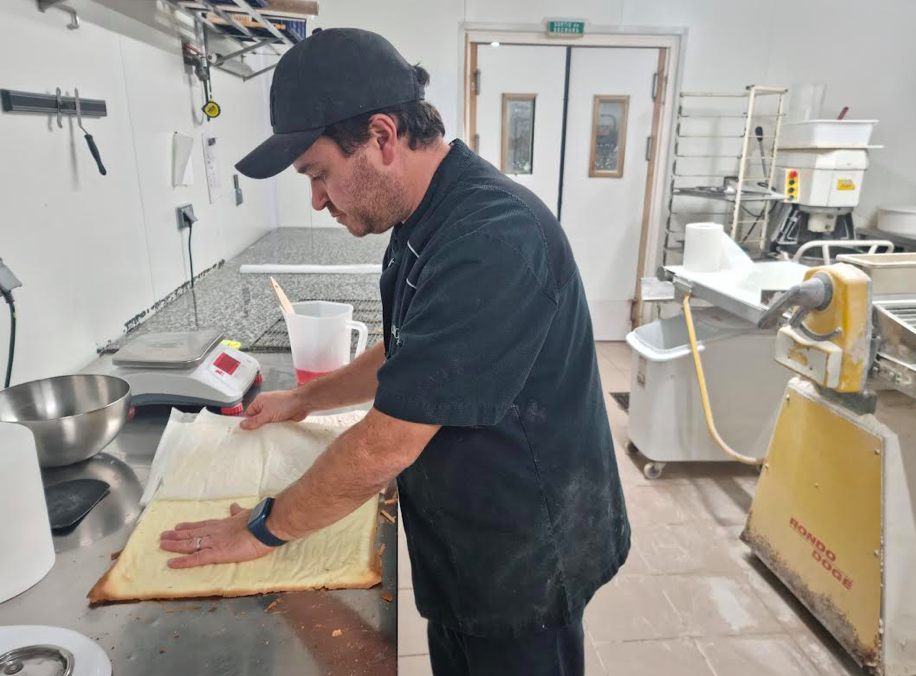 Une fois le biscuit cuit, retirez-le de la plaque chaude et décollez délicatement le papier