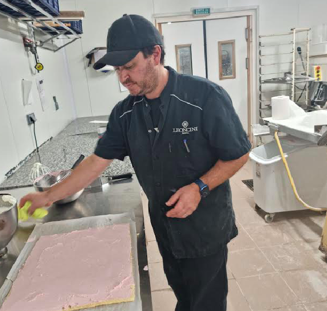 Étalez généreusement votre chantilly rose sur votre biscuit pour remplir l'intérieur de votre bûche